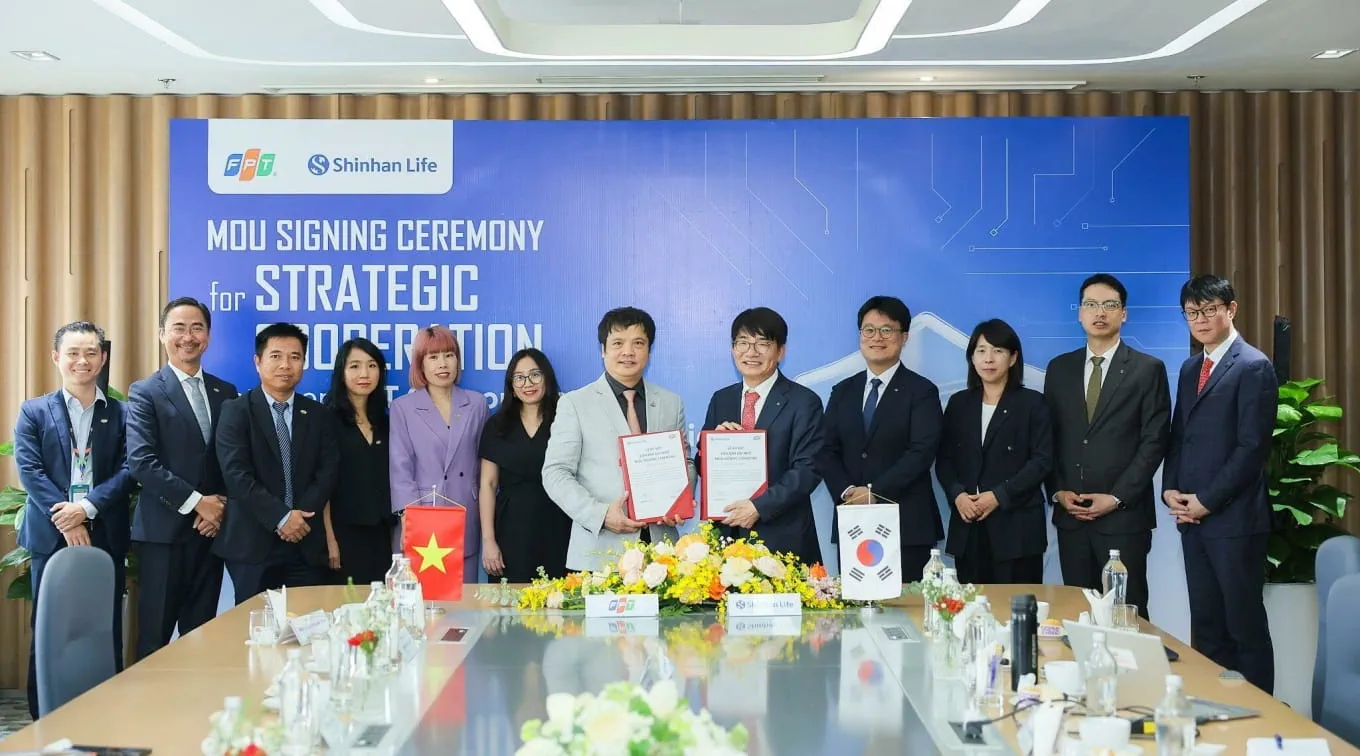 Representatives of South Korean insurance corporation Shinhan Life and FPT signing a comprehensive cooperation agreement on digital and green transformation.