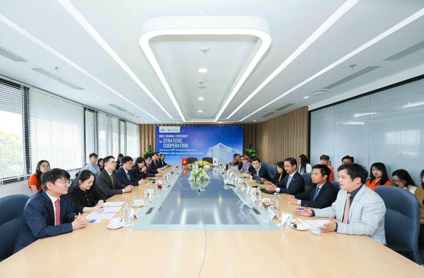 Overview of the signing ceremony between FPT and Shinhan Life Vietnam.