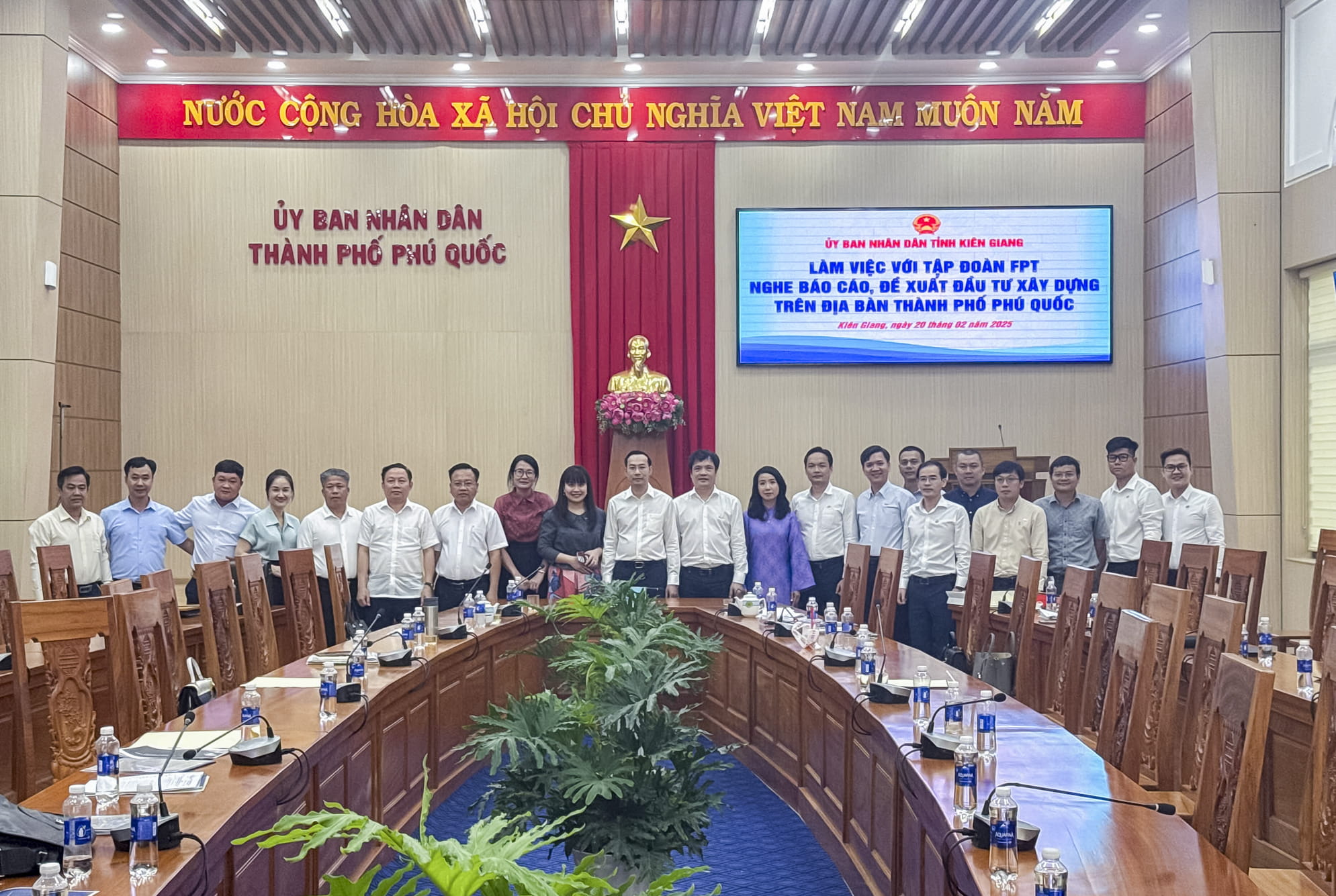 Leaders of Kien Giang province and FPT Corporation at the event.
