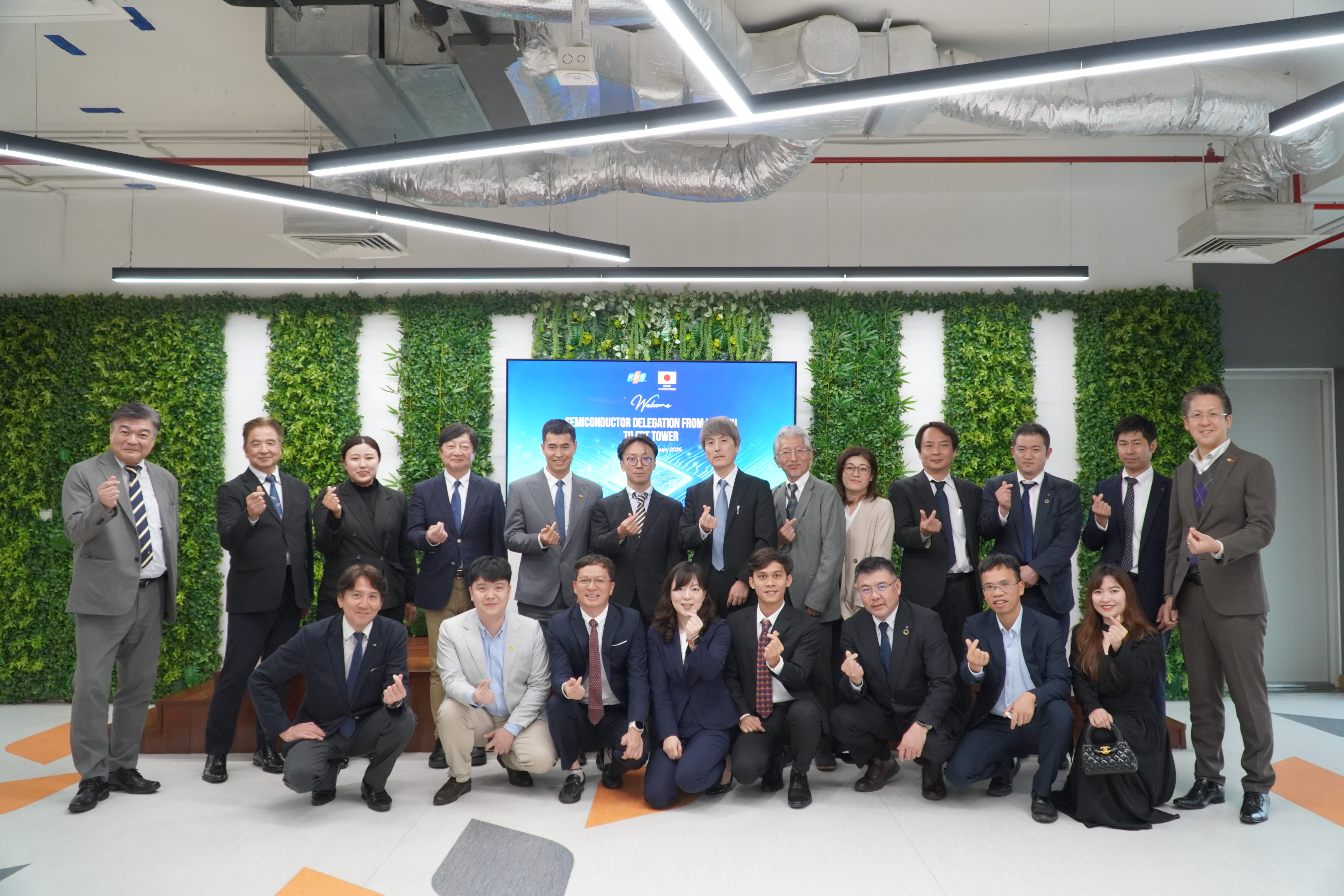 The Japanese expert delegation expressed their interest in promoting semiconductor workforce training cooperation with FPT.