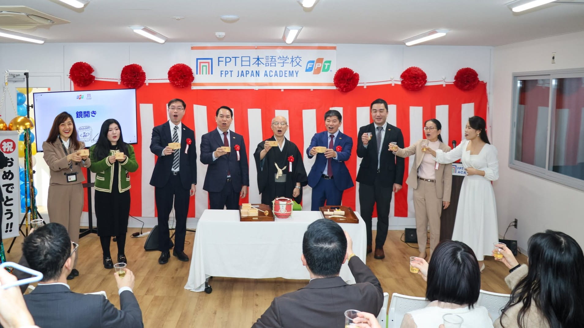 Buổi khai trương có sự tham dự của CEO FPT Japan Đỗ Văn Khắc cùng các lãnh đạo FPT tại Nhật Bản, thầy Hiệu trưởng Học viện Nhật ngữ FPT Kuroda Hideo cùng đội ngũ giảng viên, nhân viên và đông đảo học viên.