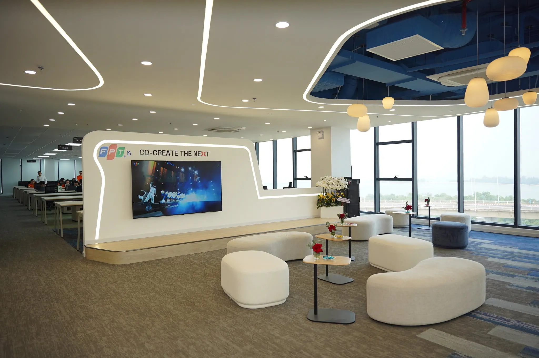 Strategically located in Da Nang Software Park No. 2, the FPT High-Tech and Semiconductor R&D Center is nestled in a prime seaside location.