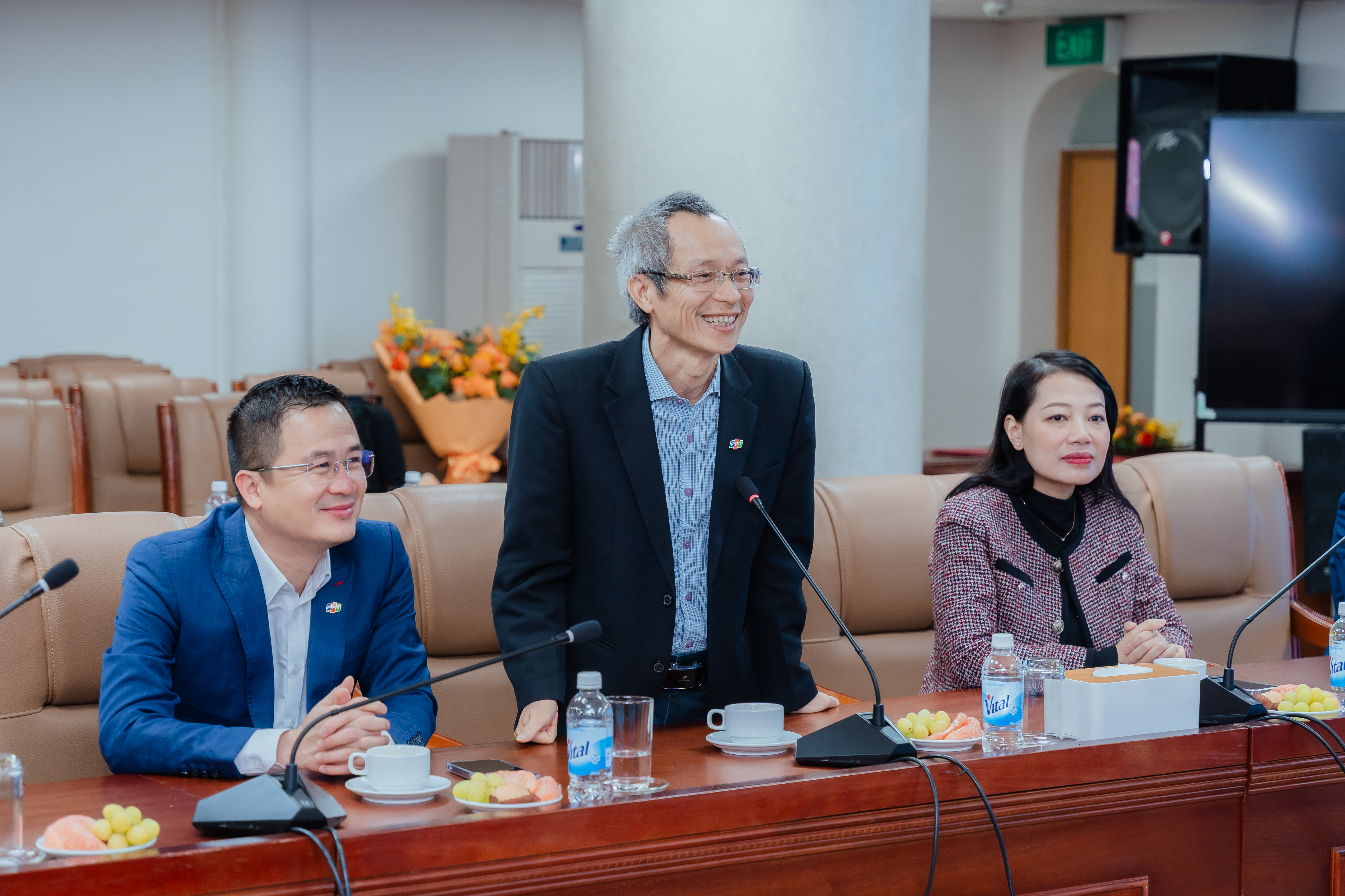 Dr. Nguyen Khac Thanh, FPT Corporation (center), at the signing ceremony.