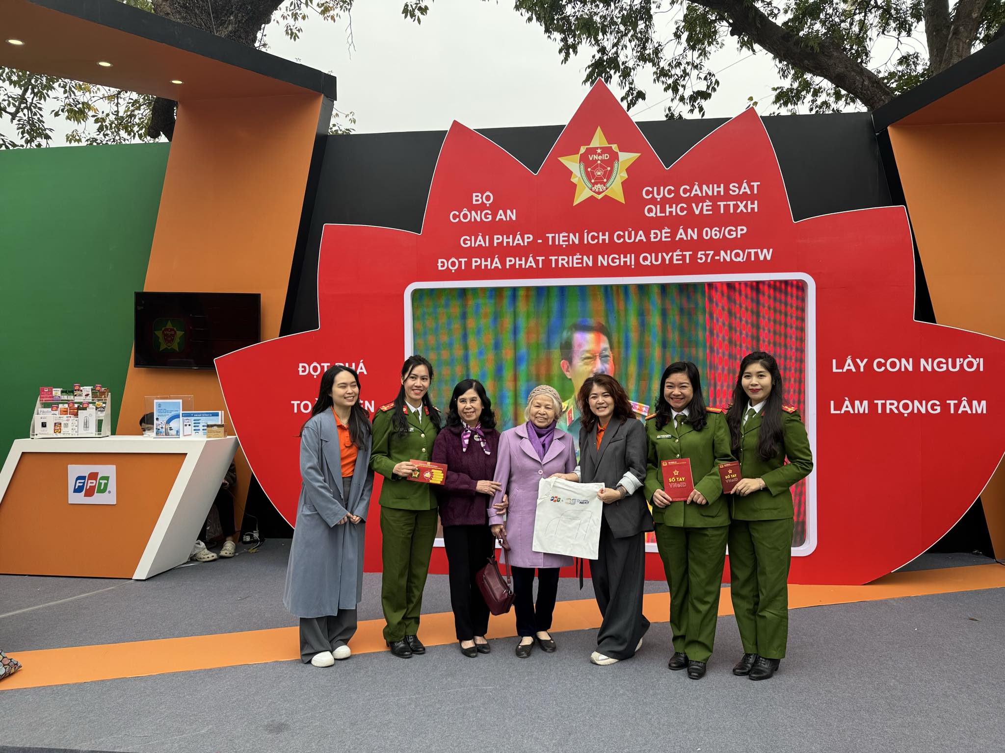 Citizens of Hanoi “check in” at the exhibition area after experiencing FPT’s public service kiosk model.