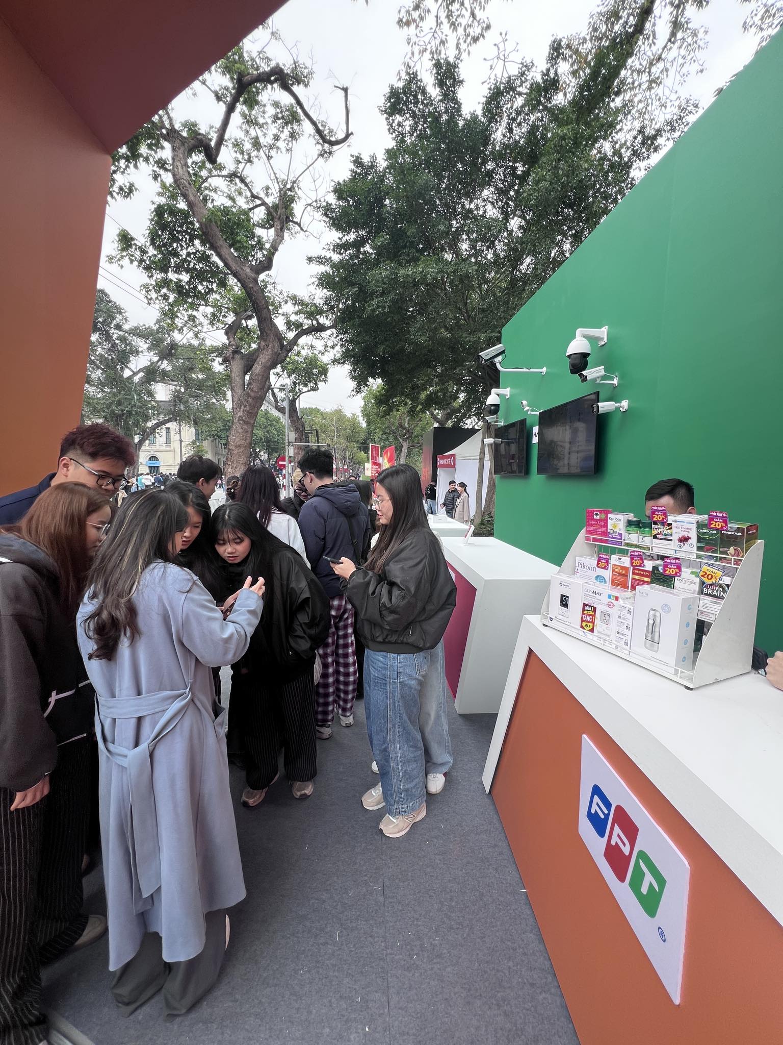 FPT’s exhibition booth attracted strong interest from a wide range of visitors, especially young people at the Hoan Kiem pedestrian area.