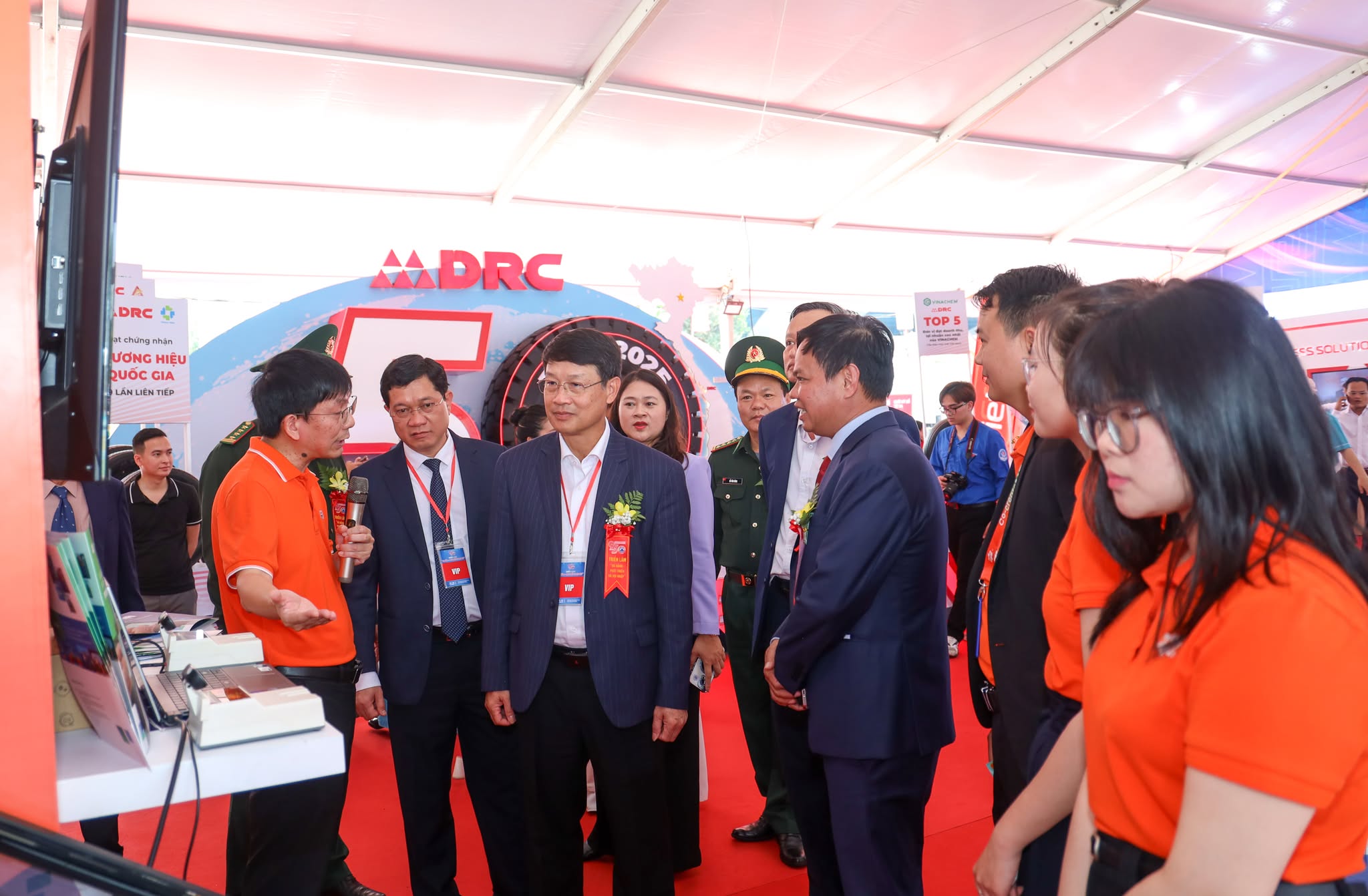 Mr. Ngo Xuan Thang, Chairman of Da Nang City People's Council and Mr. Tran Phuoc Son, Permanent Vice Chairman of Da Nang City People's Council visited FPT booth.