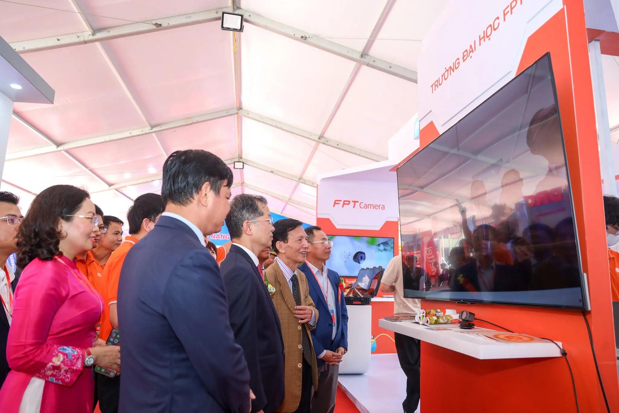 Secretary of the Da Nang City Party Committee Nguyen Van Quang and city leaders visited and experienced FPT products and solutions.