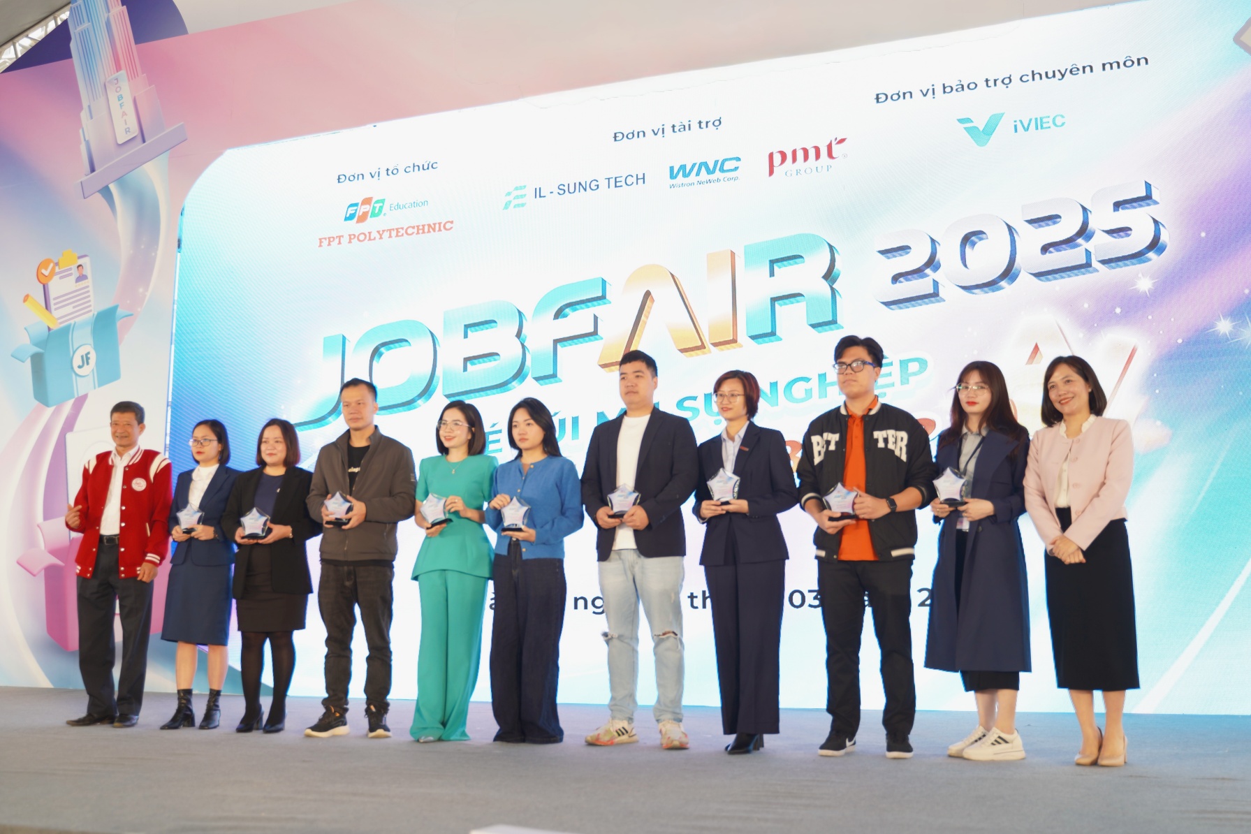 Đại diện ban lãnh đạo FPT Polytechnic trao kỷ niệm chương cho các doanh nghiệp