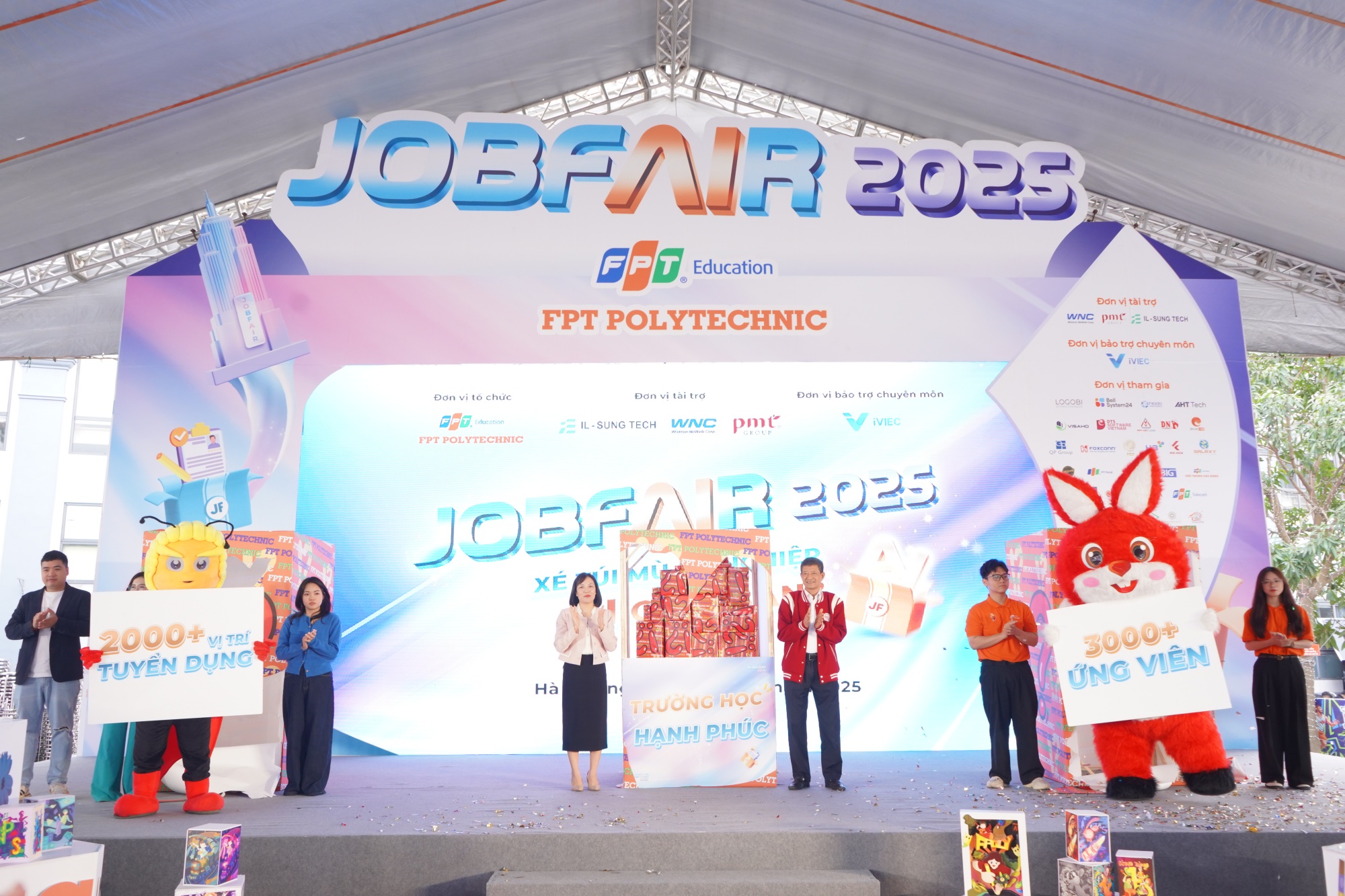 JobFair 2025 gây ấn tượng với màn ‘xé túi mù’ độc đáo, mang đến những phần quà hấp dẫn dành cho sinh viên