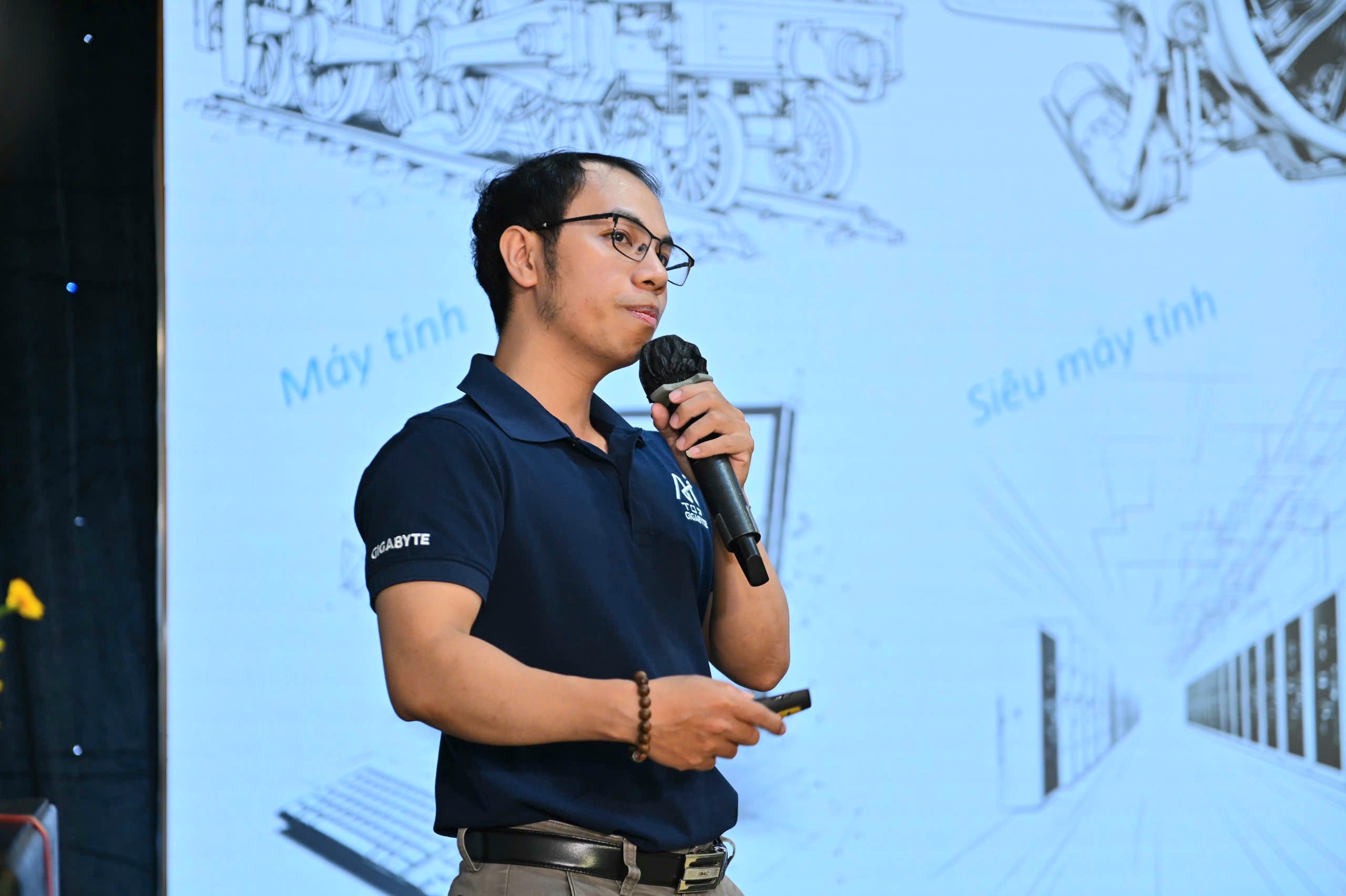 Mr. Le Anh Tien believed humans must work with AI to optimize work processes.
