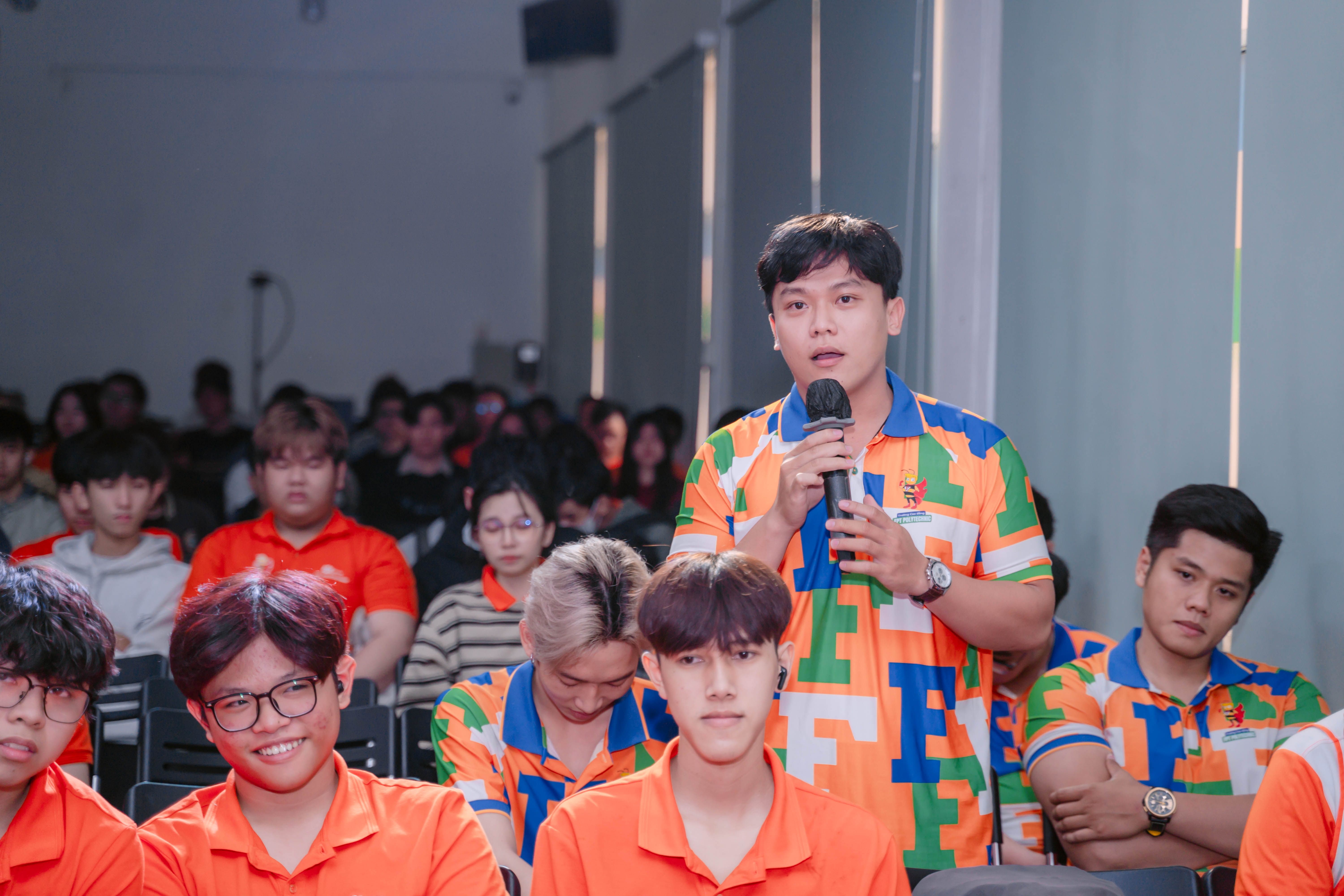 Các diễn giả giải đáp thắc mắc của sinh viên xoay quanh ngành AI & Chip bán dẫn