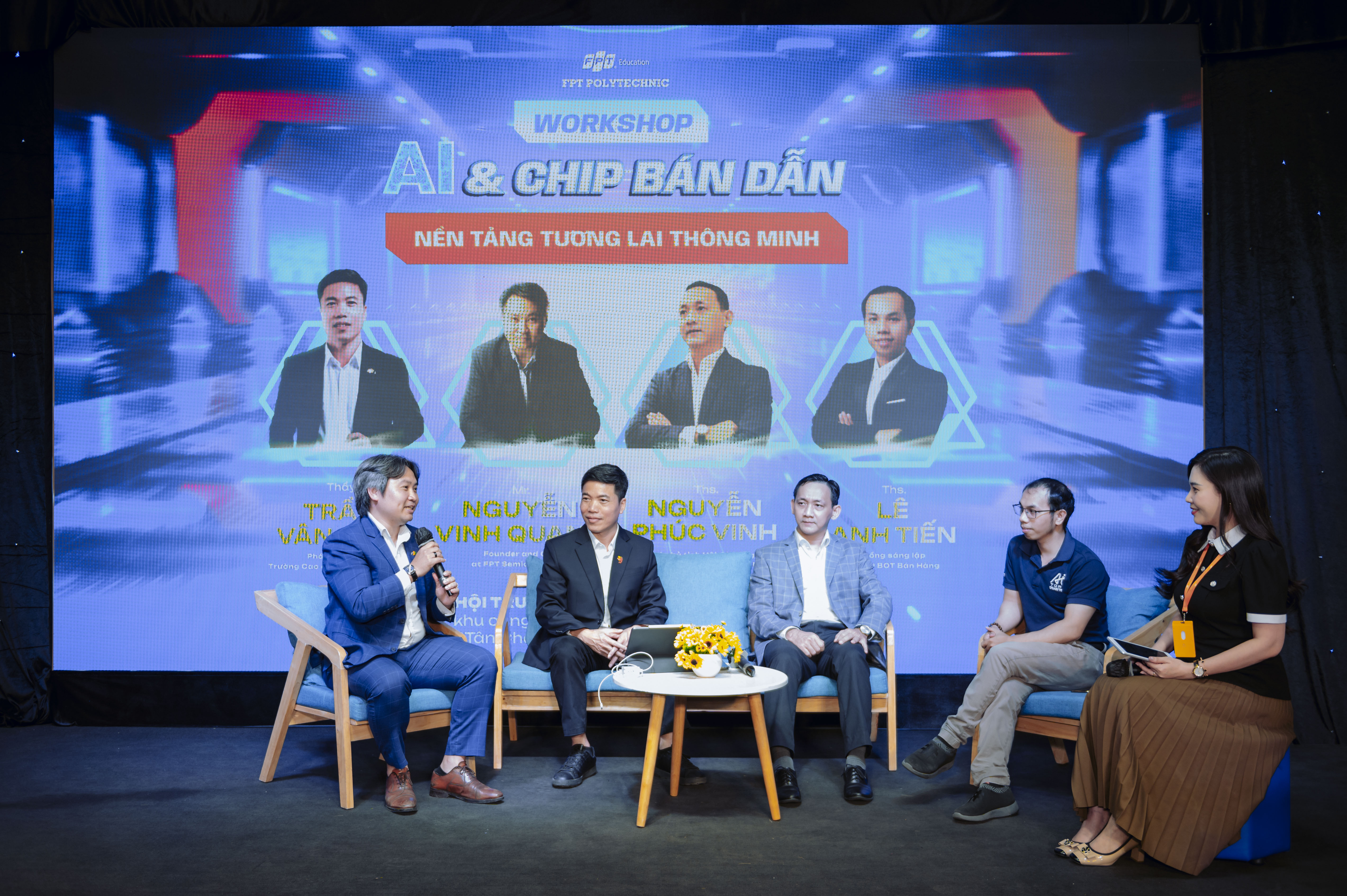 Các diễn giả giải đáp thắc mắc của sinh viên xoay quanh ngành AI & Chip bán dẫn
