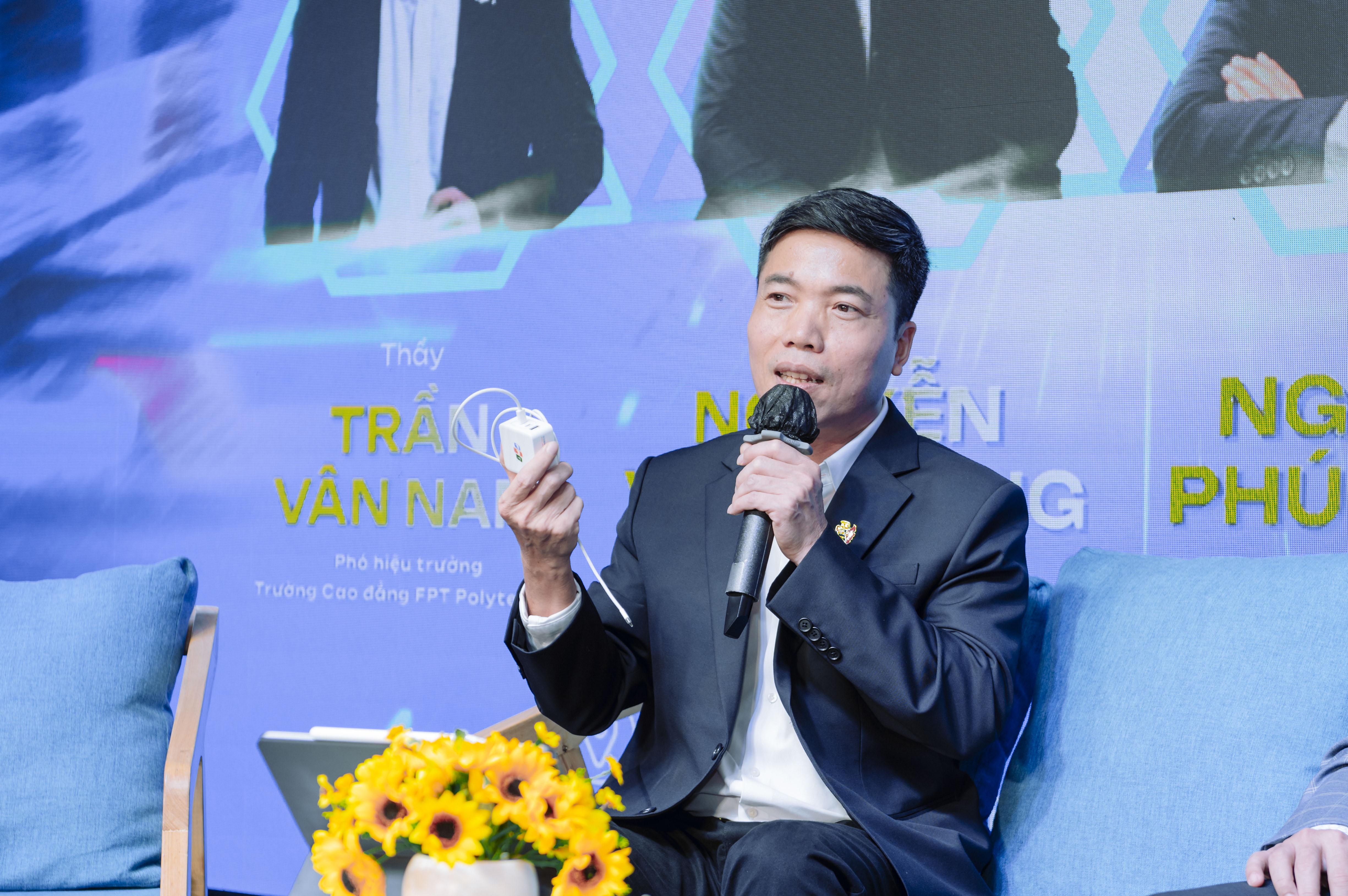 Ông Trần Vân Nam cho biết khung chương trình đào tạo chuyên ngành “Công nghệ Chip & Bán Dẫn” và “Lập trình Ứng dụng AI” sẽ bám sát nhu cầu thực tiễn của xã hội và doanh nghiệp