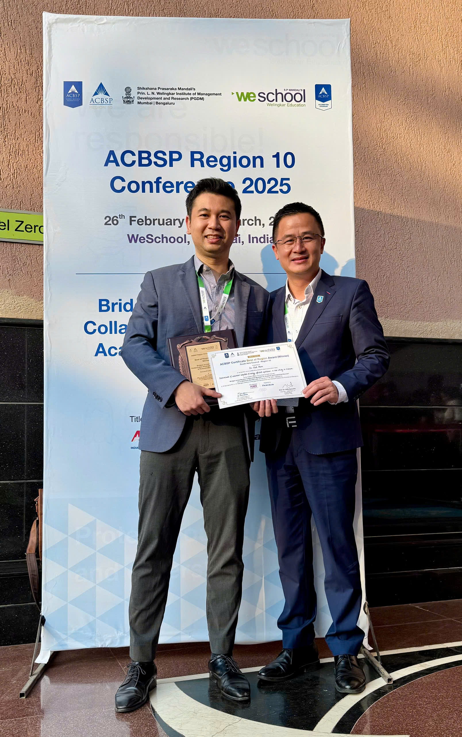 Dr. Pham Thanh Vinh (left cover) took a memorable photo with Dr. Trinh Trong Hung (right cover) right after receiving the award.
