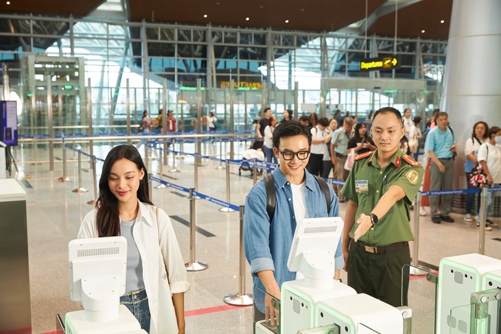 Hành khách trải nghiệm cổng kiểm soát xuất nhập cảnh tự động tại nhà ga T2 - sân bay quốc tế Đà Nẵng- Ảnh: K. XUÂN