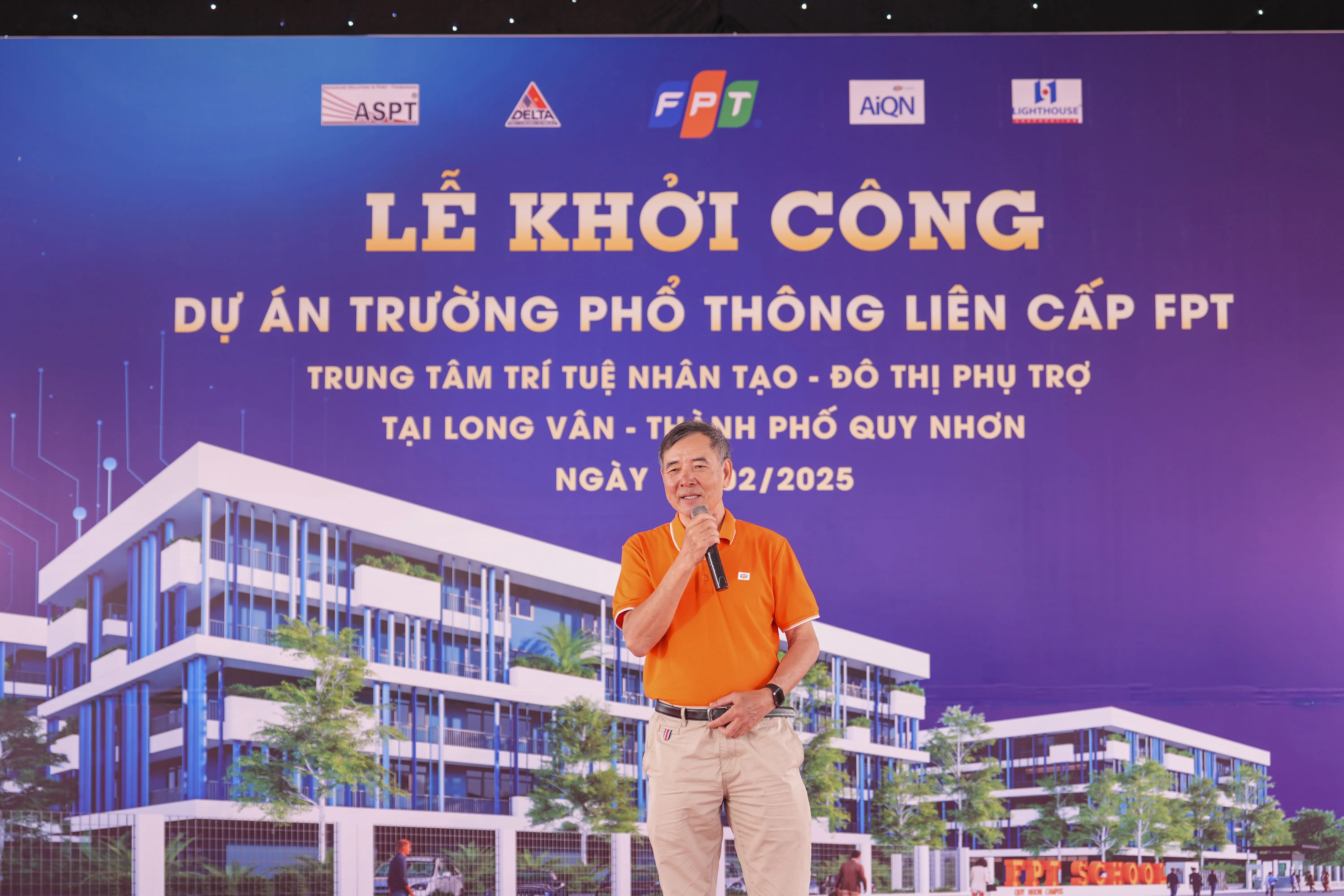 Dr. Le Truong Tung, CEO of FPT Education Organization, at the groundbreaking ceremony.
