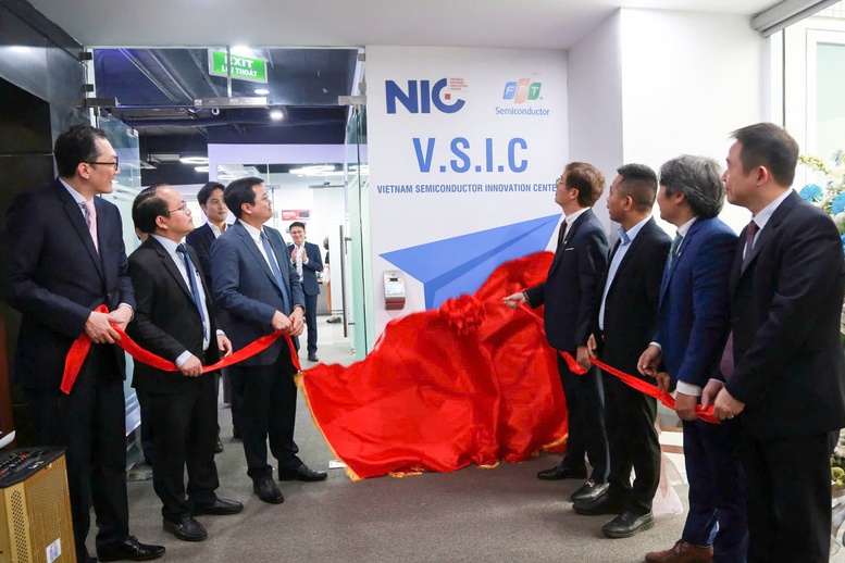 Delegates cut the ribbon at the inauguration of the VSIC and FPT-Alchip semiconductor startup incubation space – Photo: VGP