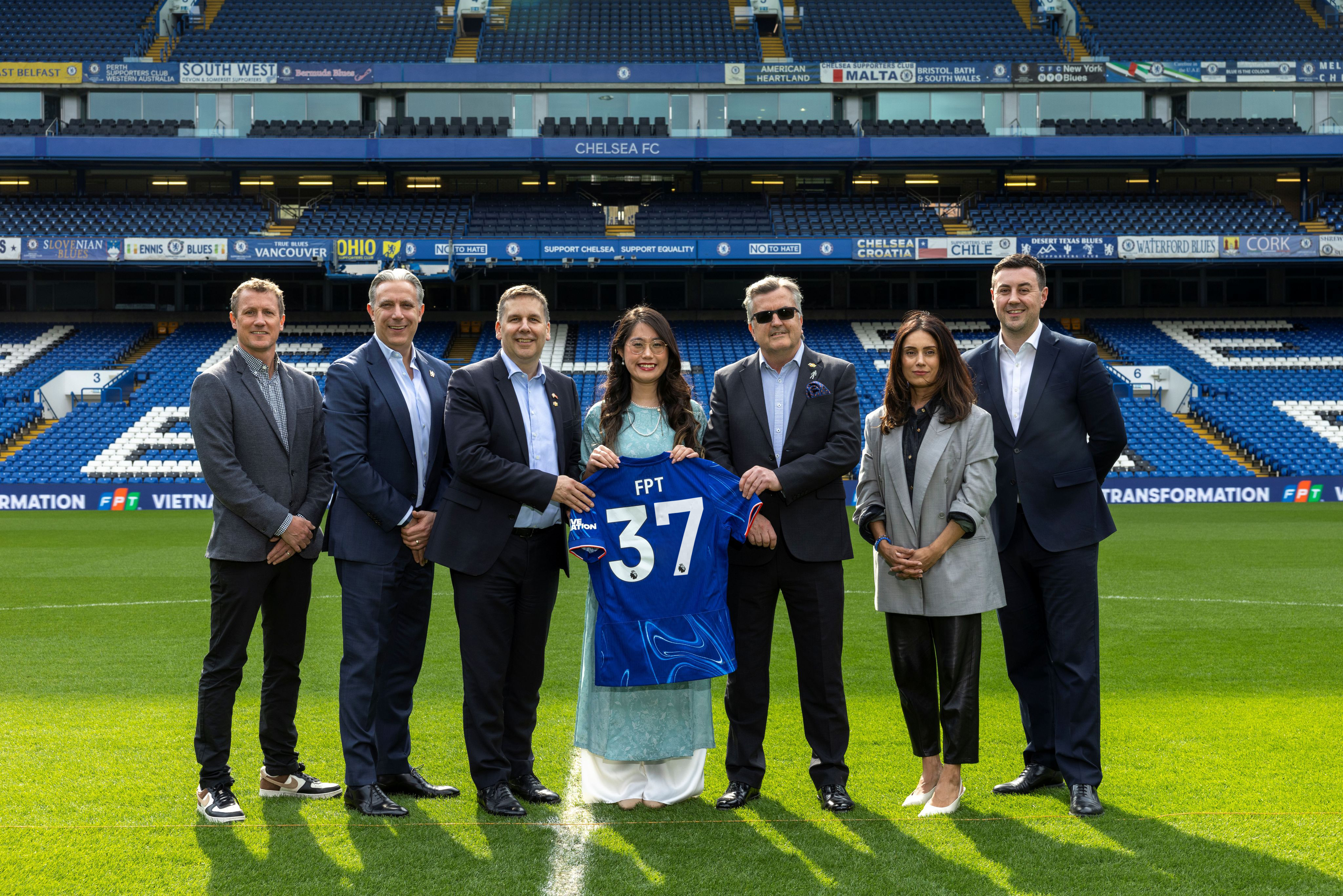 Đại diện CLB Chelsea và FPT trên sân Stamford Bridge trong sự kiện công bố hợp tác toàn cầu giữa FPT và CFC