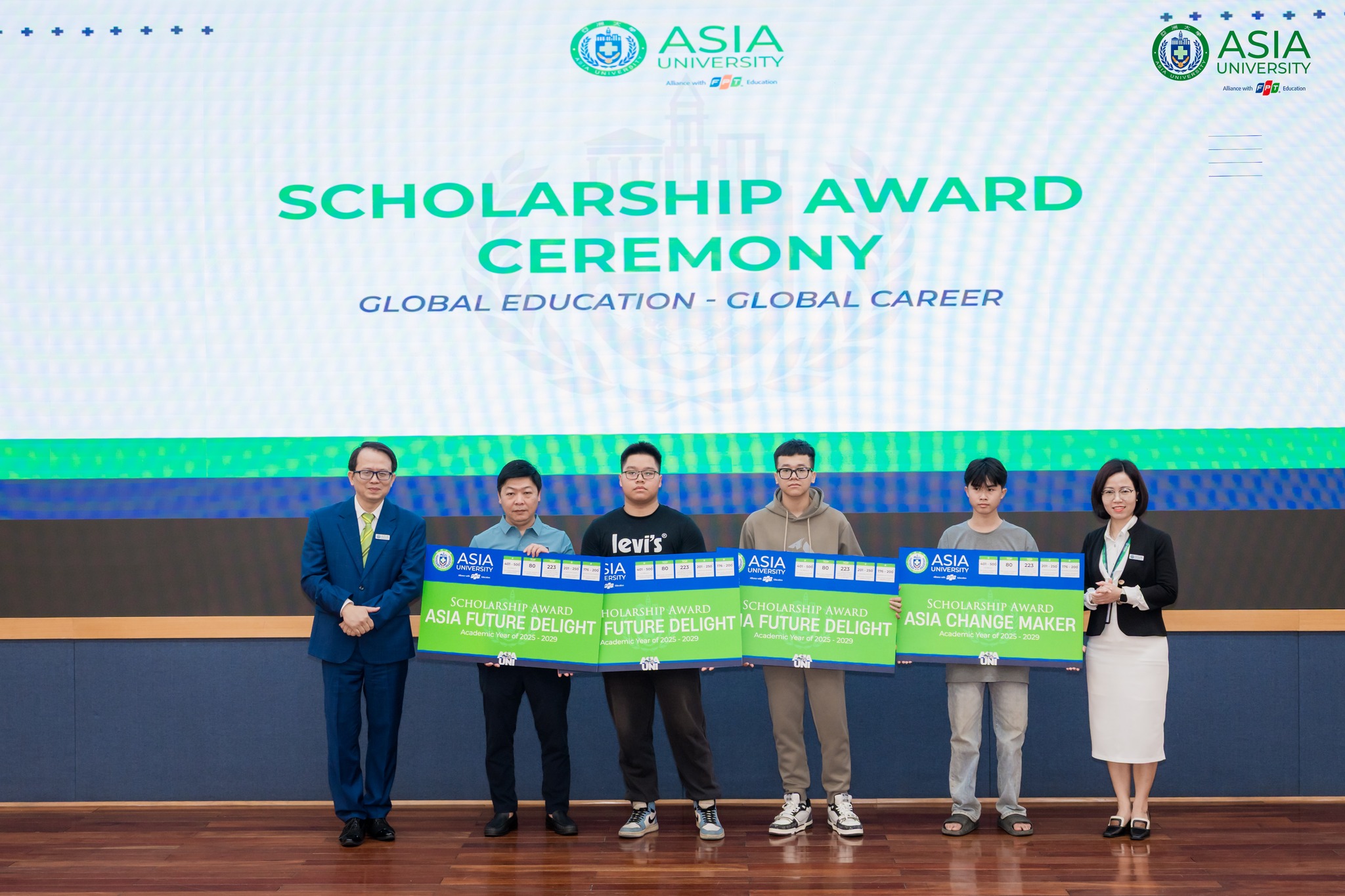 Đại diện Asia University Vietnam trao học bổng cho những học sinh ưu tú