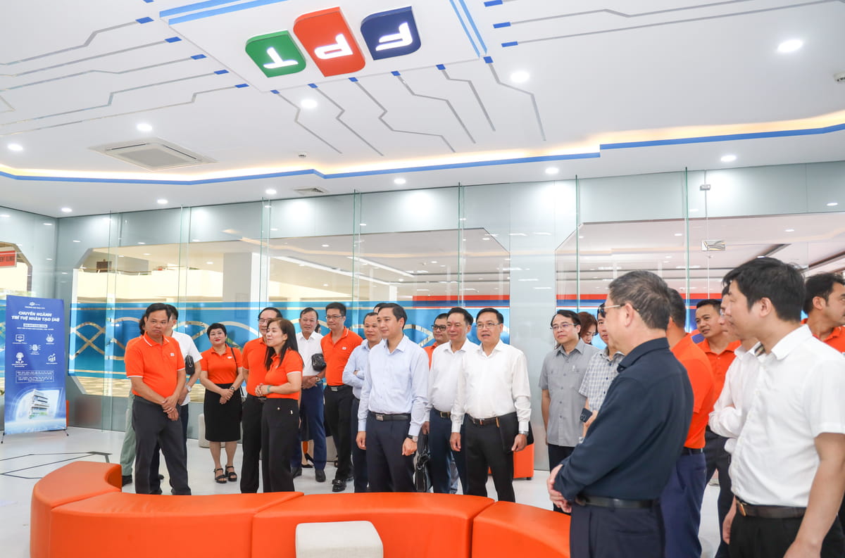Mr. Nguyen Viet Oanh, Chairman of the Bac Giang Provincial People’s Committee, and the delegation listening to an introduction about FPT Da Nang.