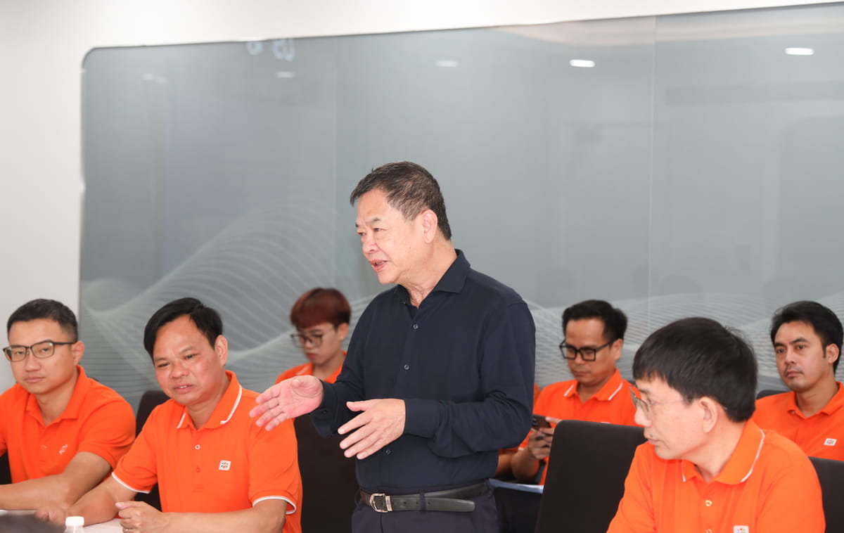 Mr. Le Quang Tien, representative of FPT Corporation, introducing an overview of the Group’s key projects at FPT Da Nang Technology Urban Area to the delegation.