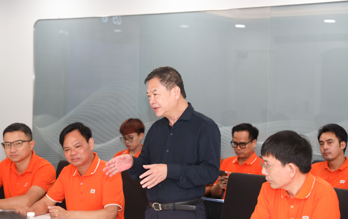 Ông Lê Quang Tiến - thành viên Hội đồng sáng lập FPT, Chủ tịch FPT City - đã giới thiệu tổng quan về những dự án trọng điểm của Tập đoàn tại Khu đô thị công nghệ FPT Đà Nẵng đến đoàn công tác.
