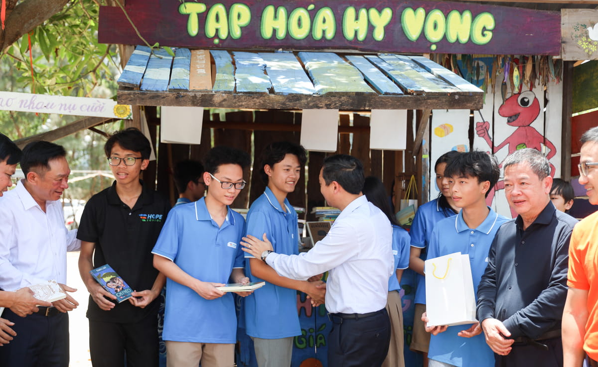 Lãnh đạo Bắc Giang với trường Hy Vọng