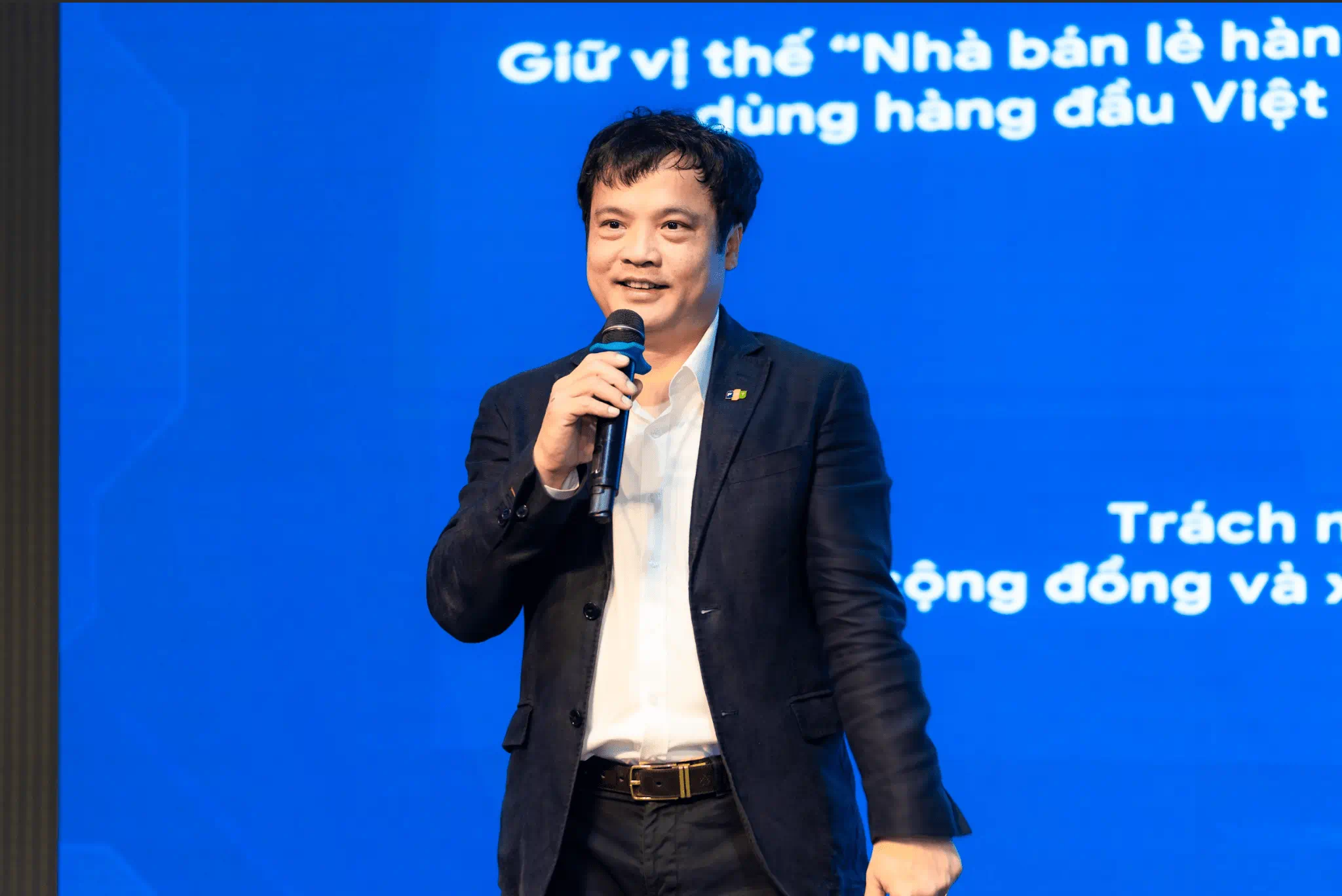 Mr. Nguyen Van Khoa, CEO of FPT Corporation, delivered a speech.