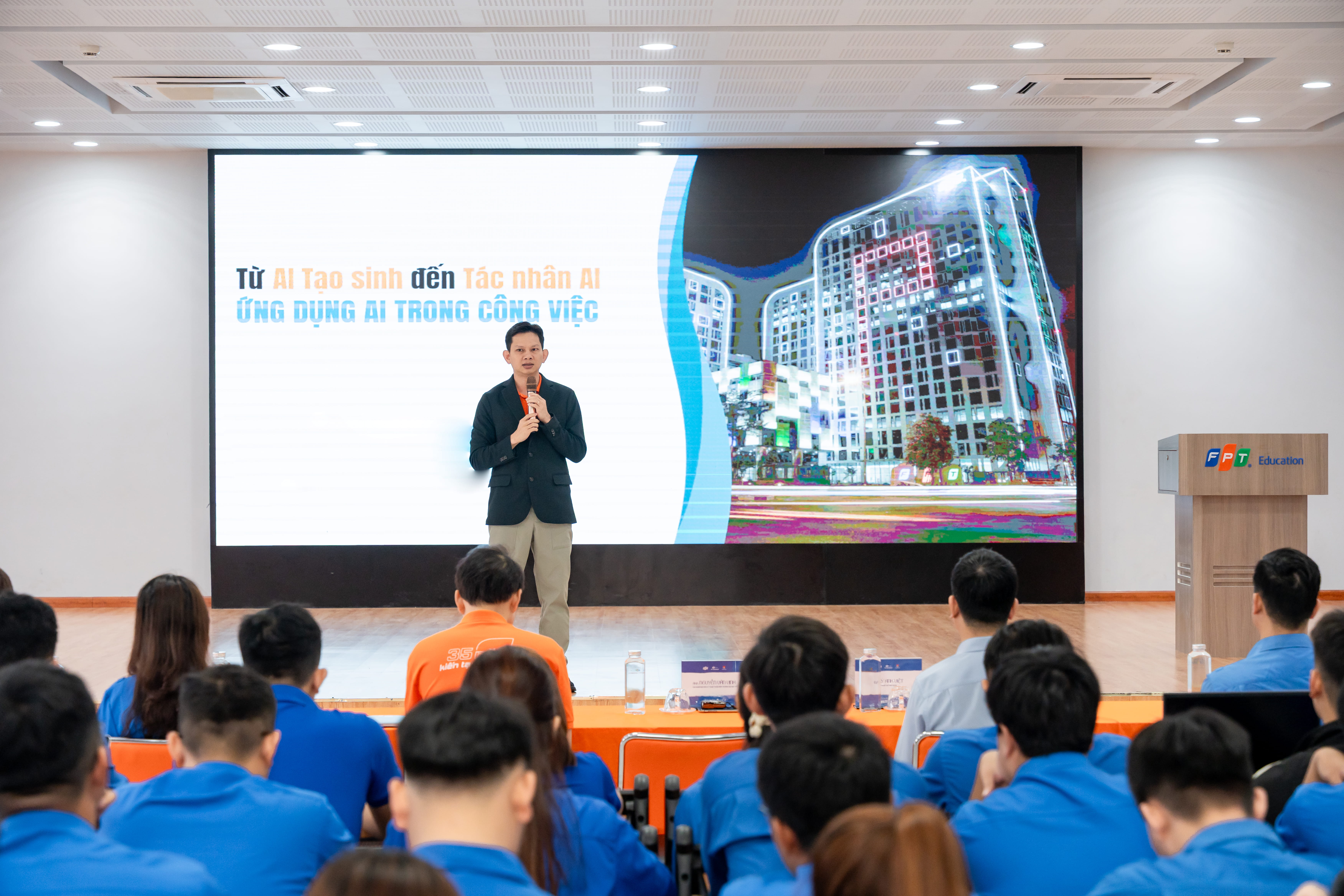 Thầy Nguyễn Văn Vịnh - Chủ nhiệm bộ môn Kỹ thuật phần mềm, Trường Đại học FPT, Tập đoàn FPT - chia sẻ tại buổi tập huấn ở Quy Nhơn.