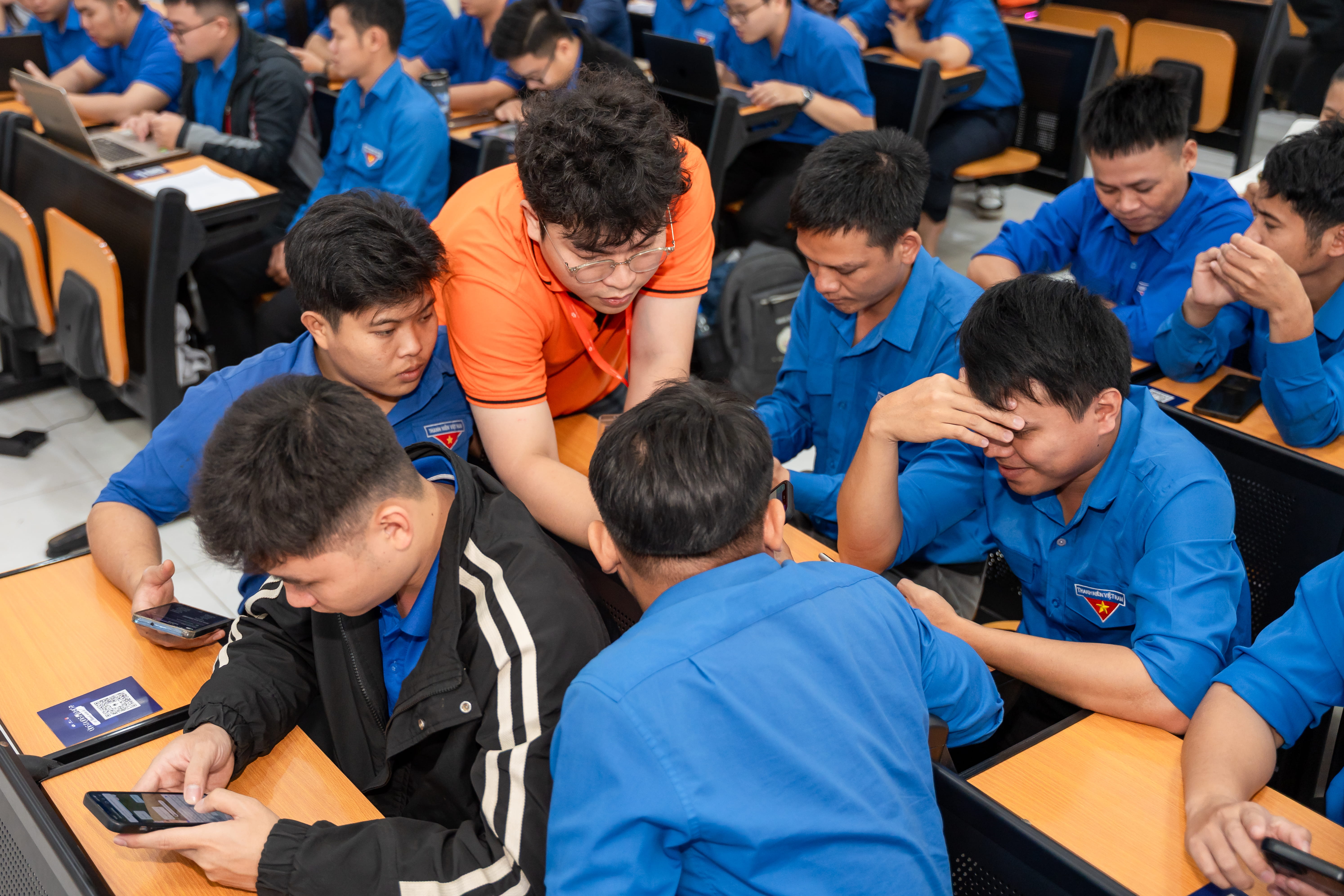 FPT University students (in orange shirts) guided Youth Union officers during hands-on AI practice sessions.