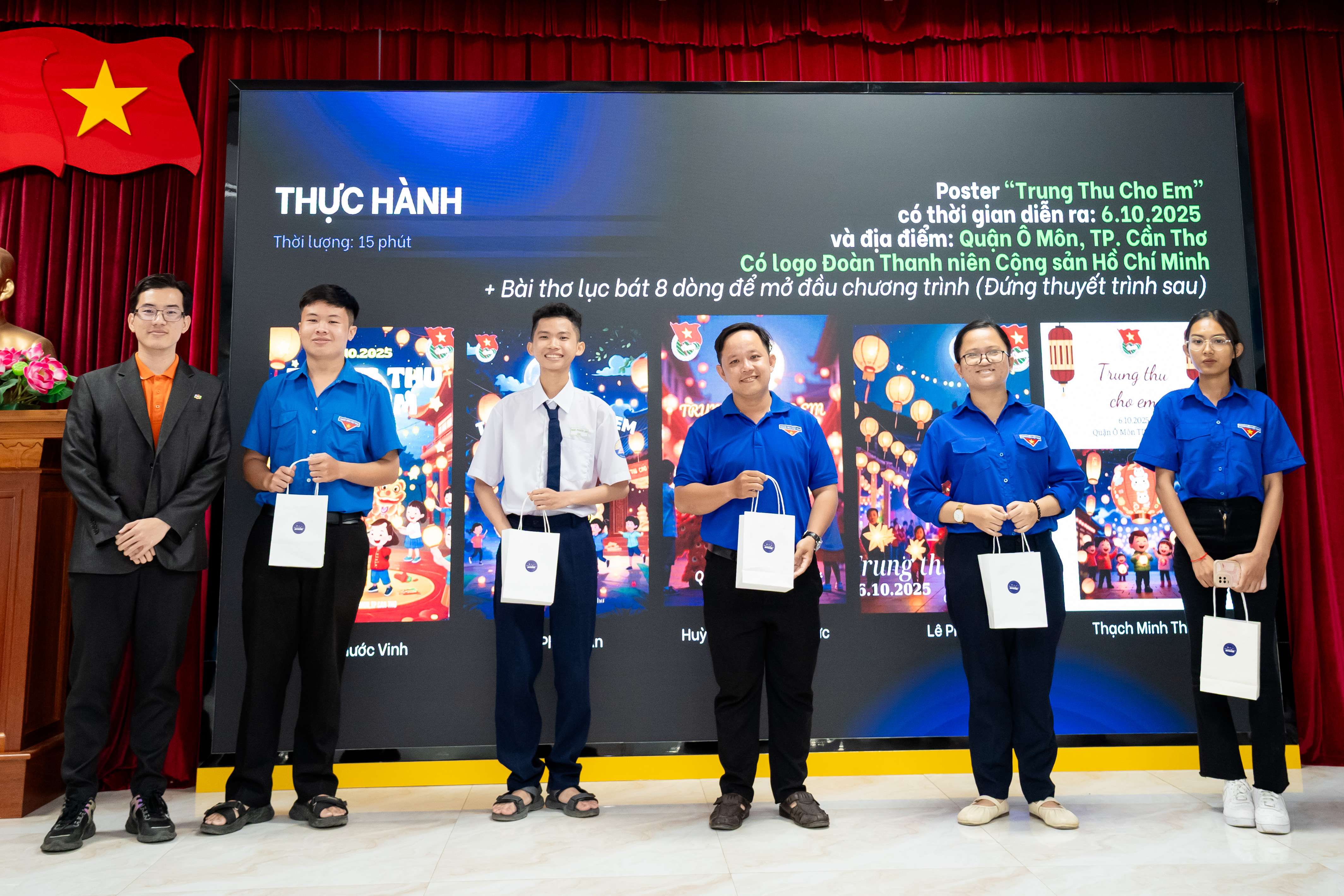Các cán bộ Đoàn nhận quà tặng trong phần thực hành ứng dụng AI.