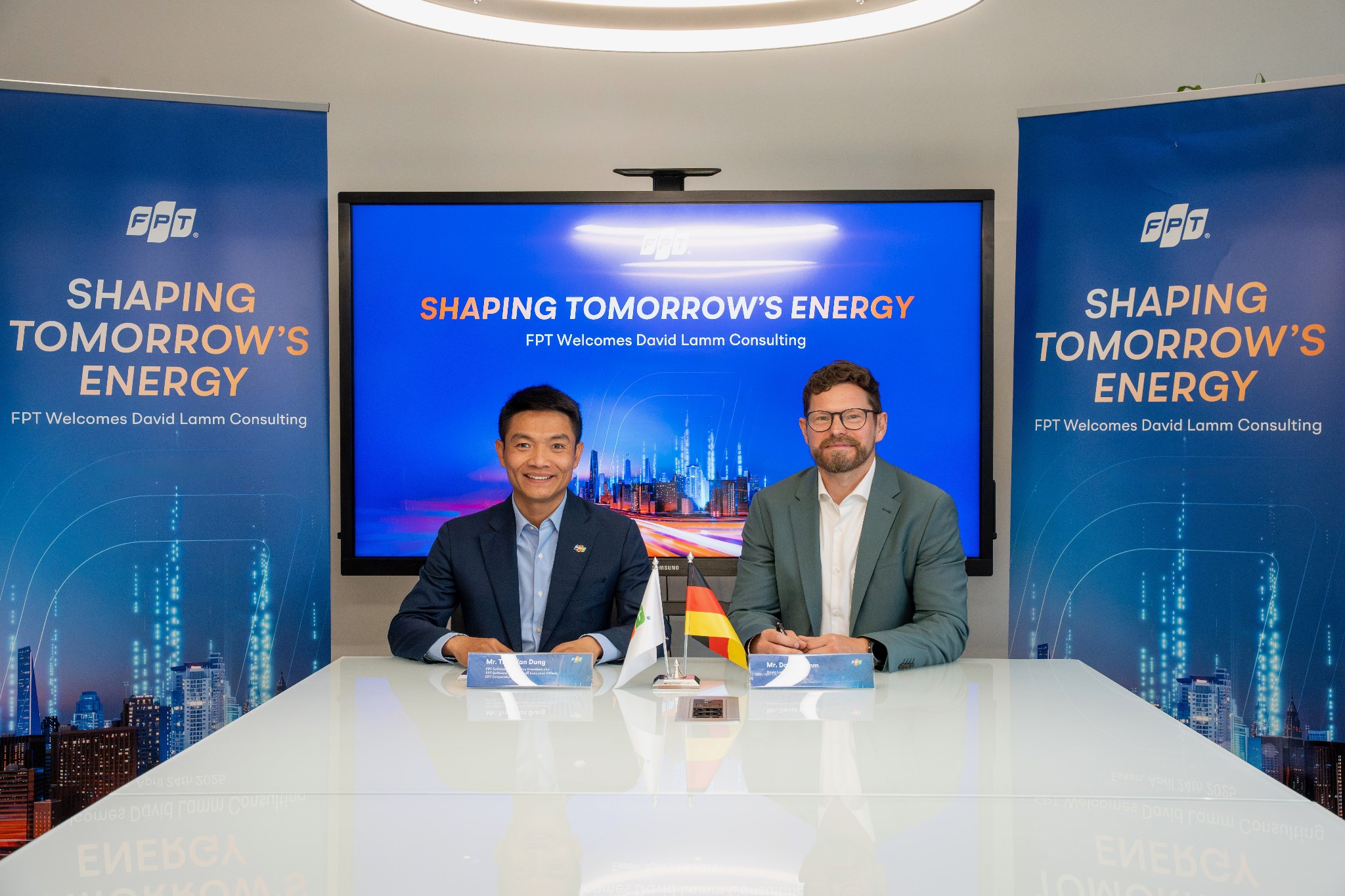 Dzung Tran, FPT Software Europe Chief Executive Officer, FPT Corporation (left) and David Lamm - Chief Executive Officer of David Lamm Consulting