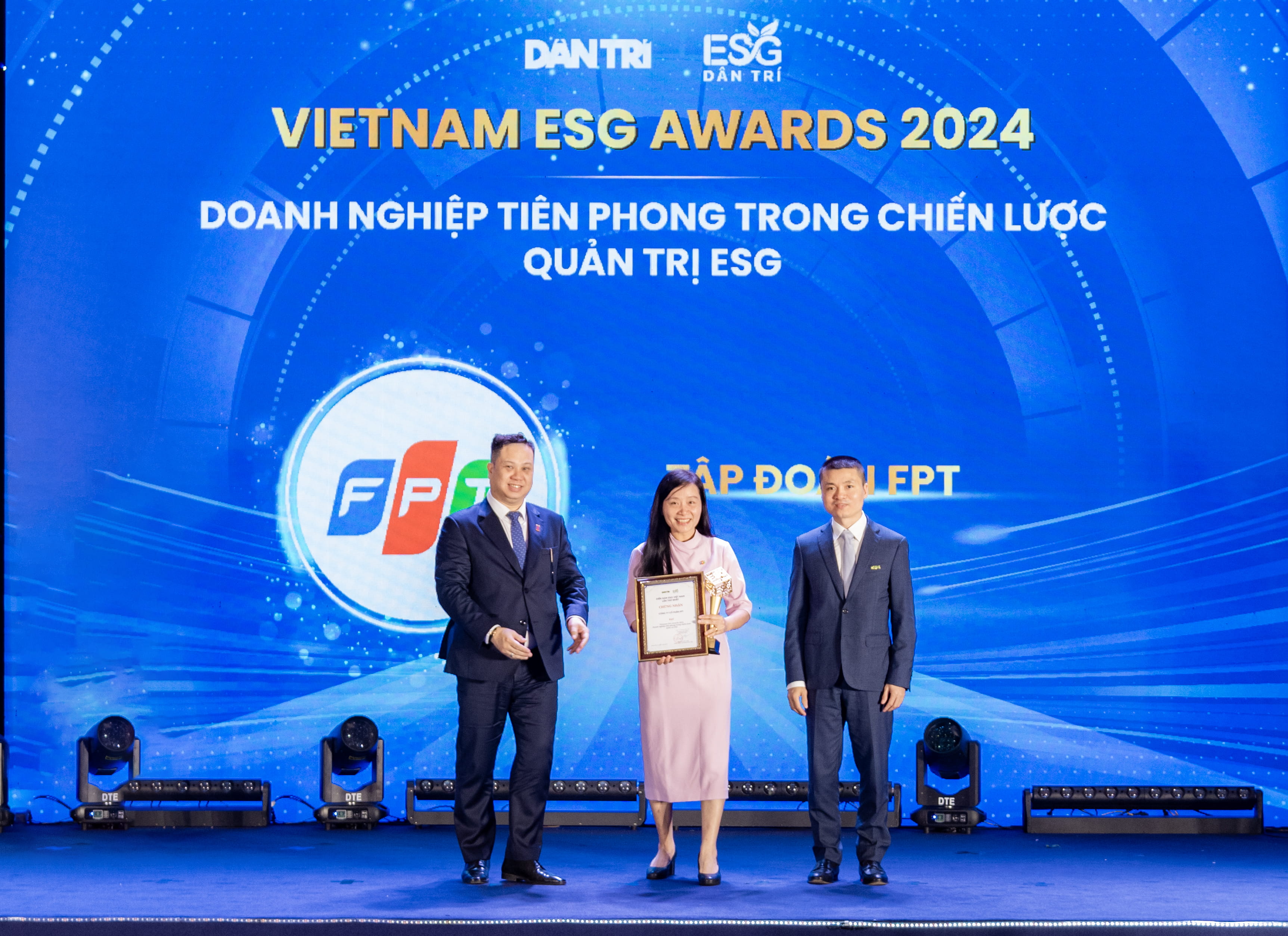 Ms. Pham Thi Quynh Vi, representing FPT, received the award for the Pioneer Enterprise in ESG Management Strategy