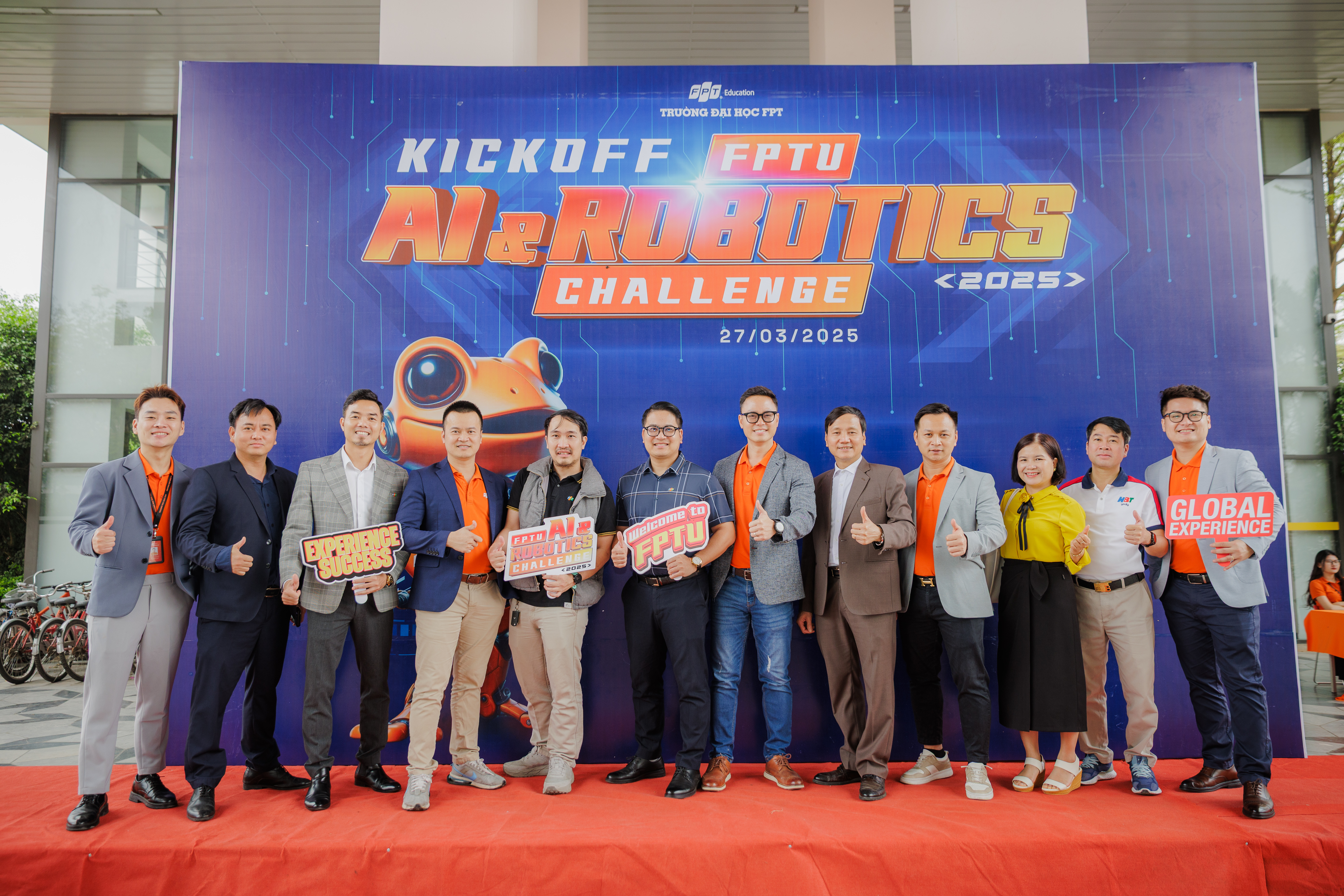 Đại diện Trường Đại học FPT cùng các thầy cô đến từ nhiều trường THPT tại lễ khai mạc cuộc thi.