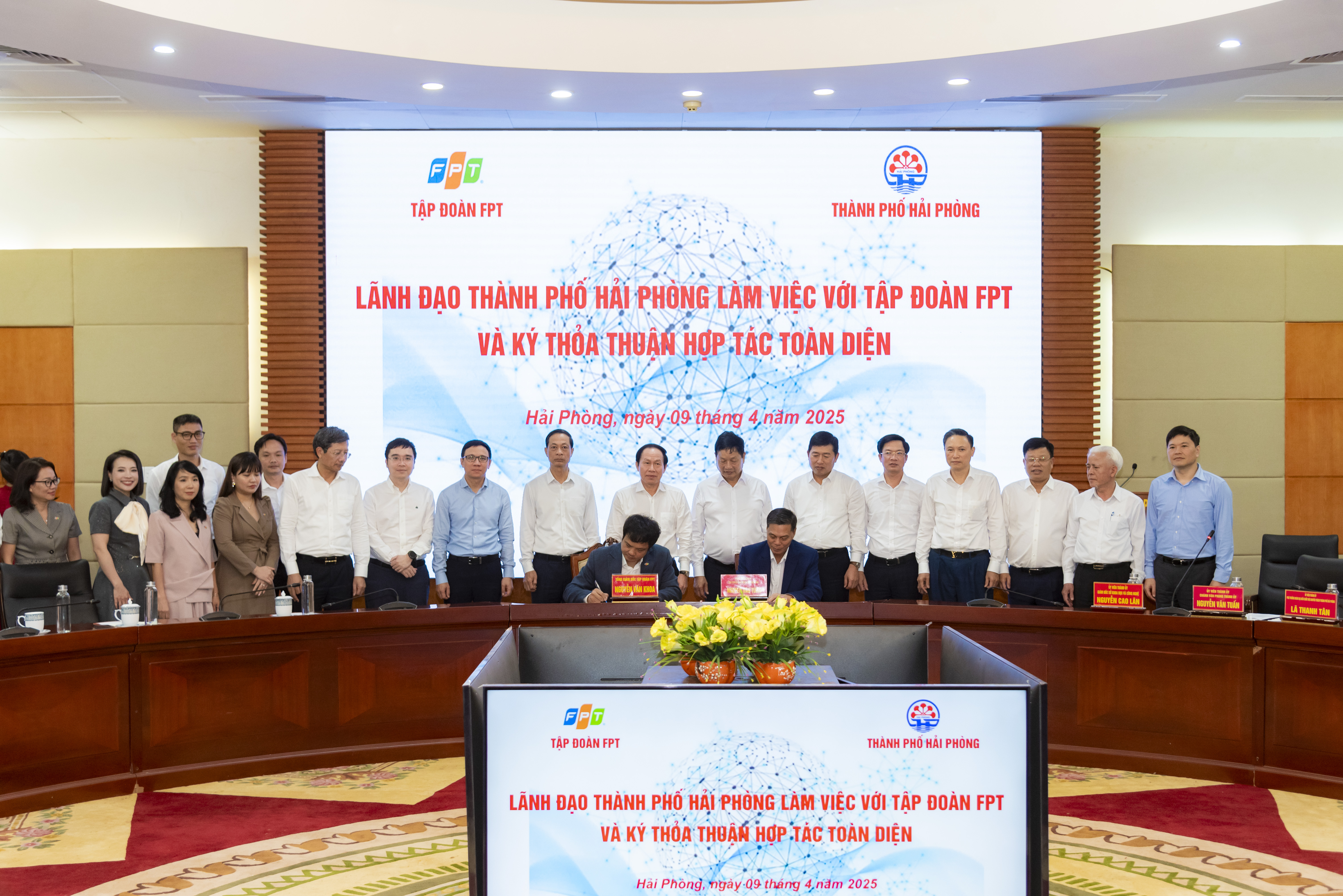 Lãnh đạo UBND thành phố Hải Phòng và Lãnh đạo Tập đoàn FPT ký kết thỏa thuận hợp tác
