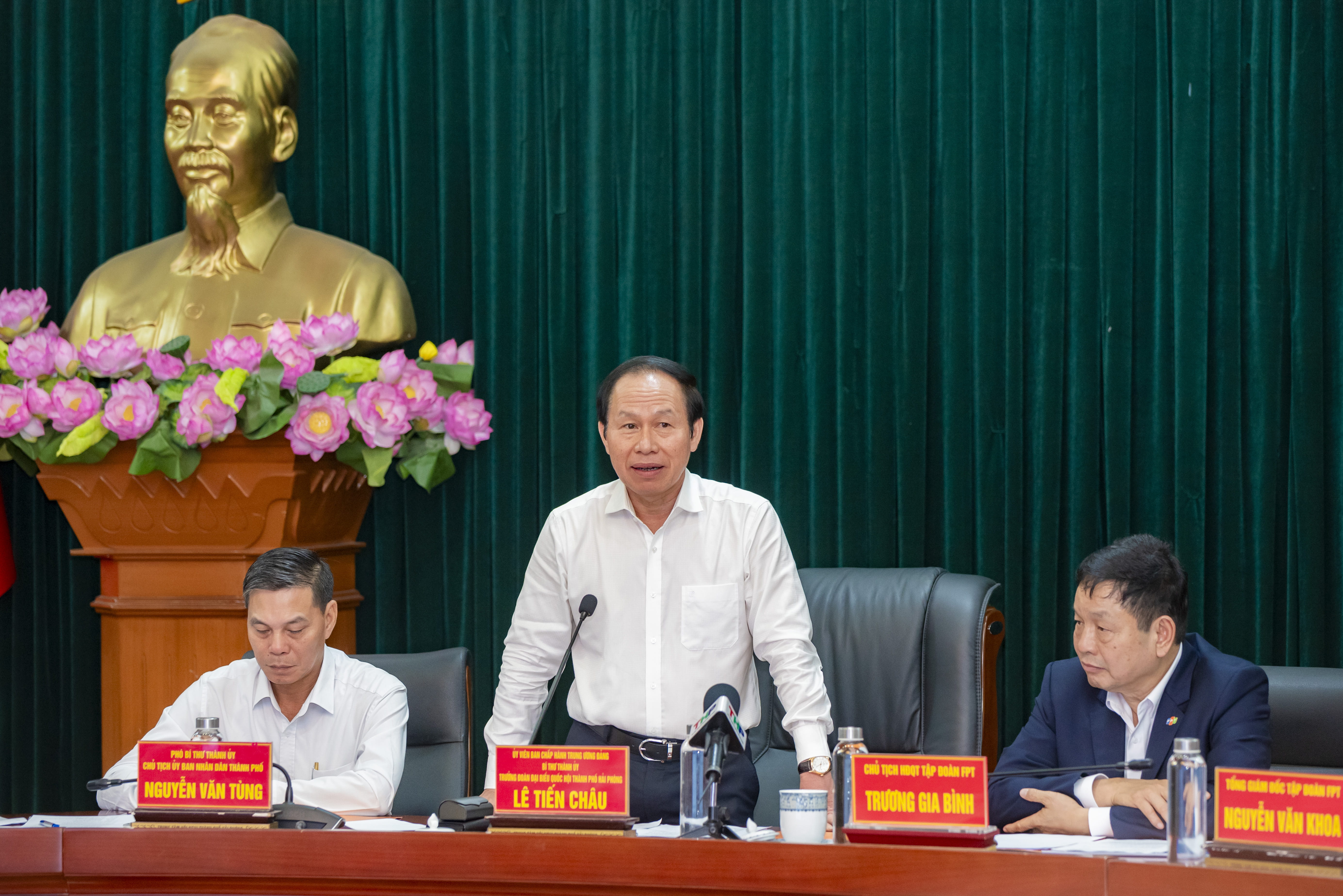 Đồng chí Lê Tiến Châu, Ủy viên Trung ương Đảng, Bí thư Thành ủy, Trưởng đoàn đại biểu Quốc hội Hải Phòng phát biểu tại sự kiện