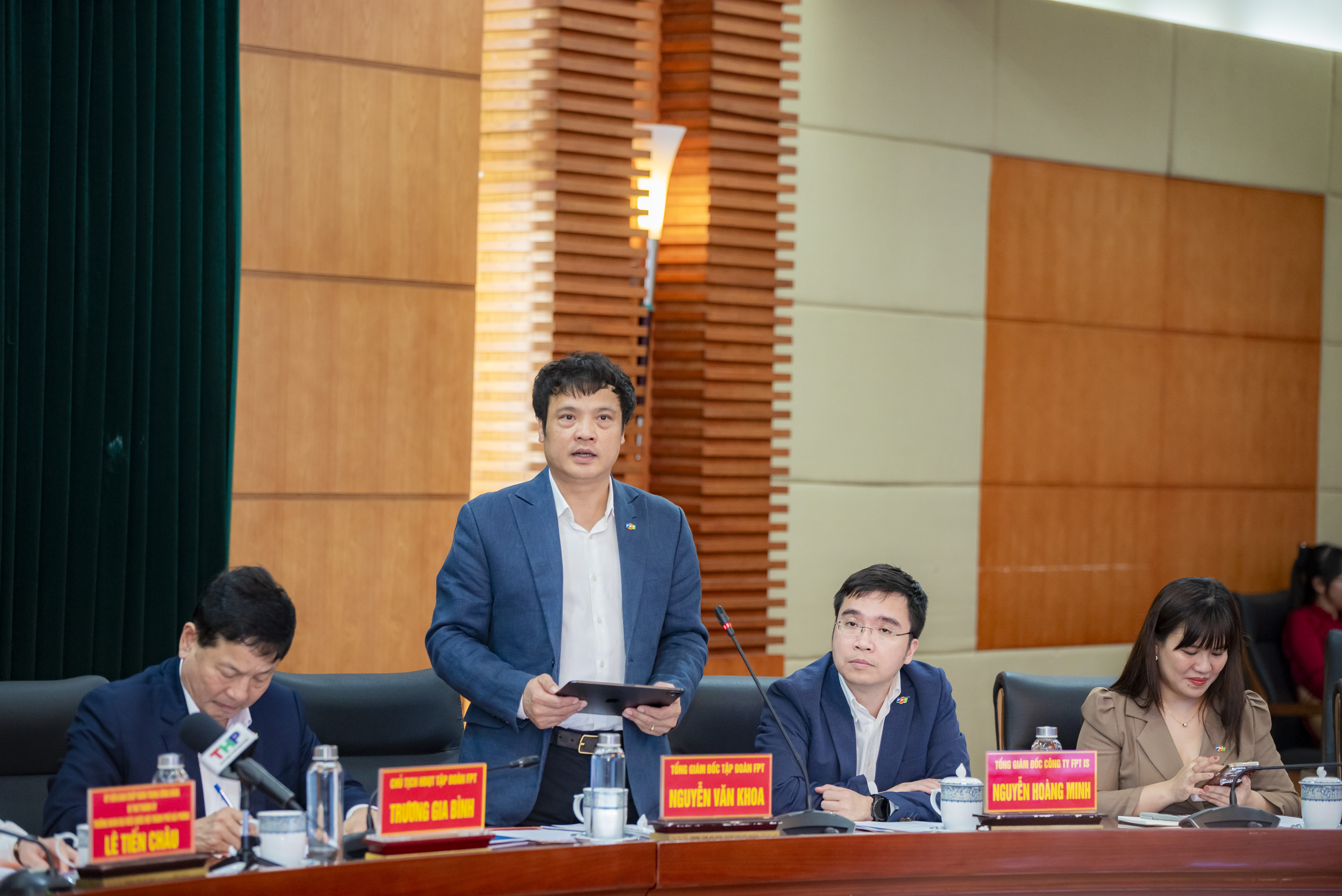 Mr. Nguyen Van Khoa, CEO of FPT Corporation, spoke at the event.