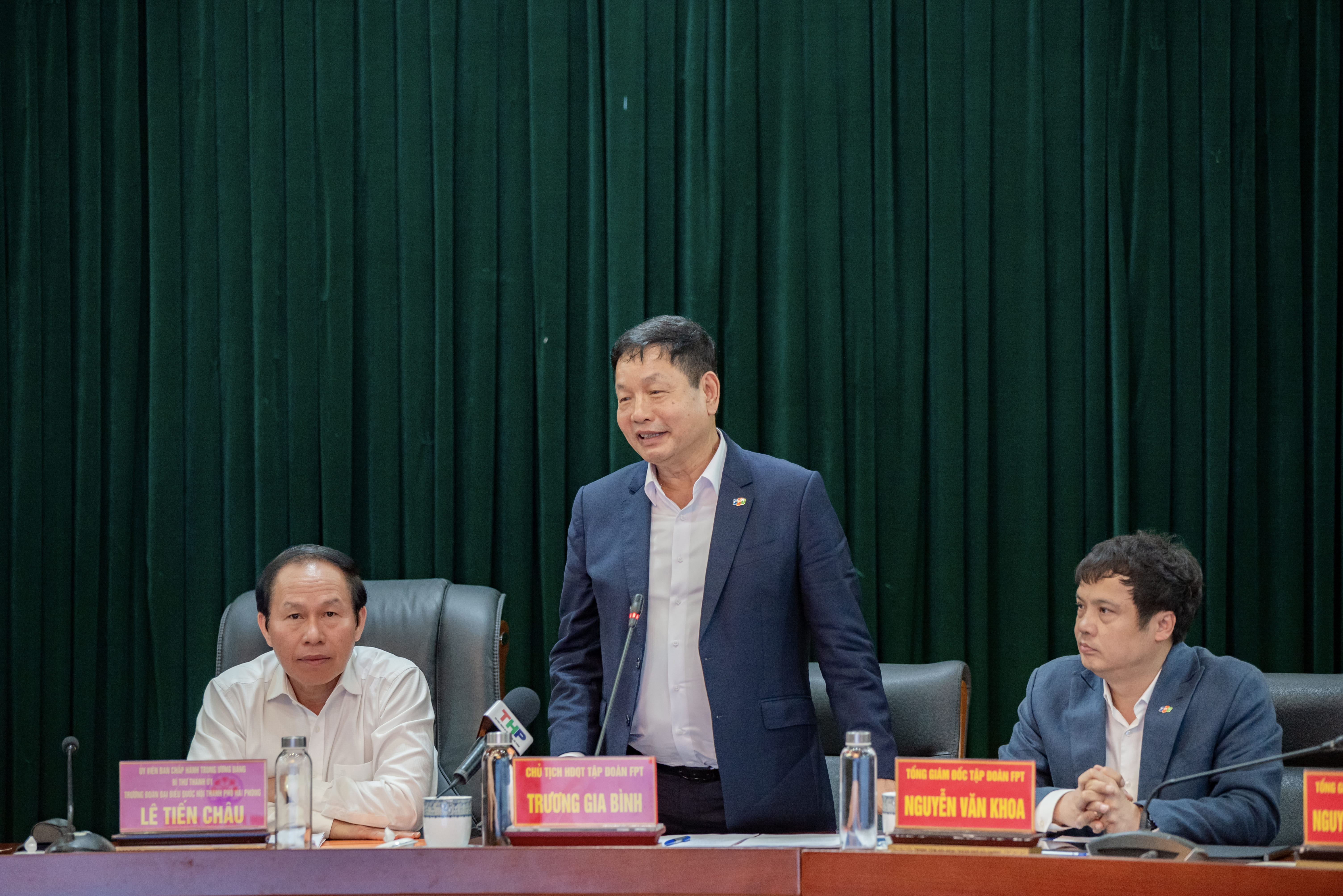 Dr. Truong Gia Binh, Chairman of FPT Corporation, shared his thoughts at the event.