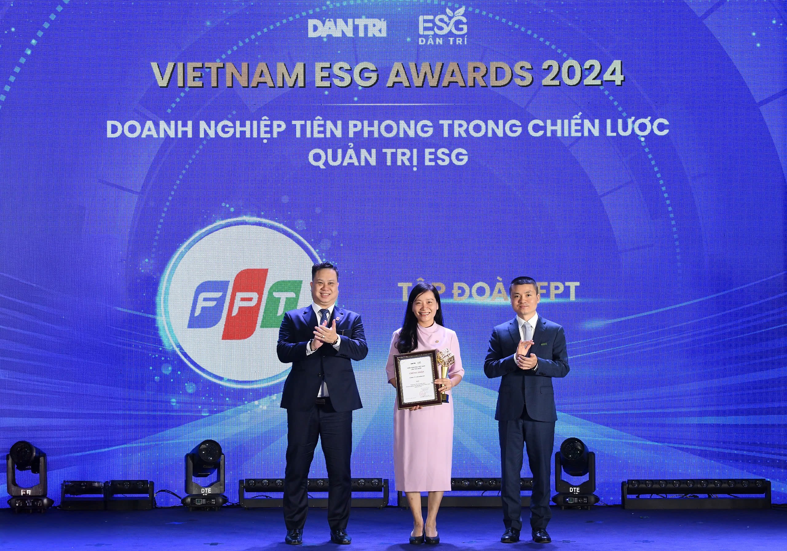 Bà Phạm Thị Quỳnh Vi, CQO FPT, thay mặt tập đoàn nhận giải thưởng