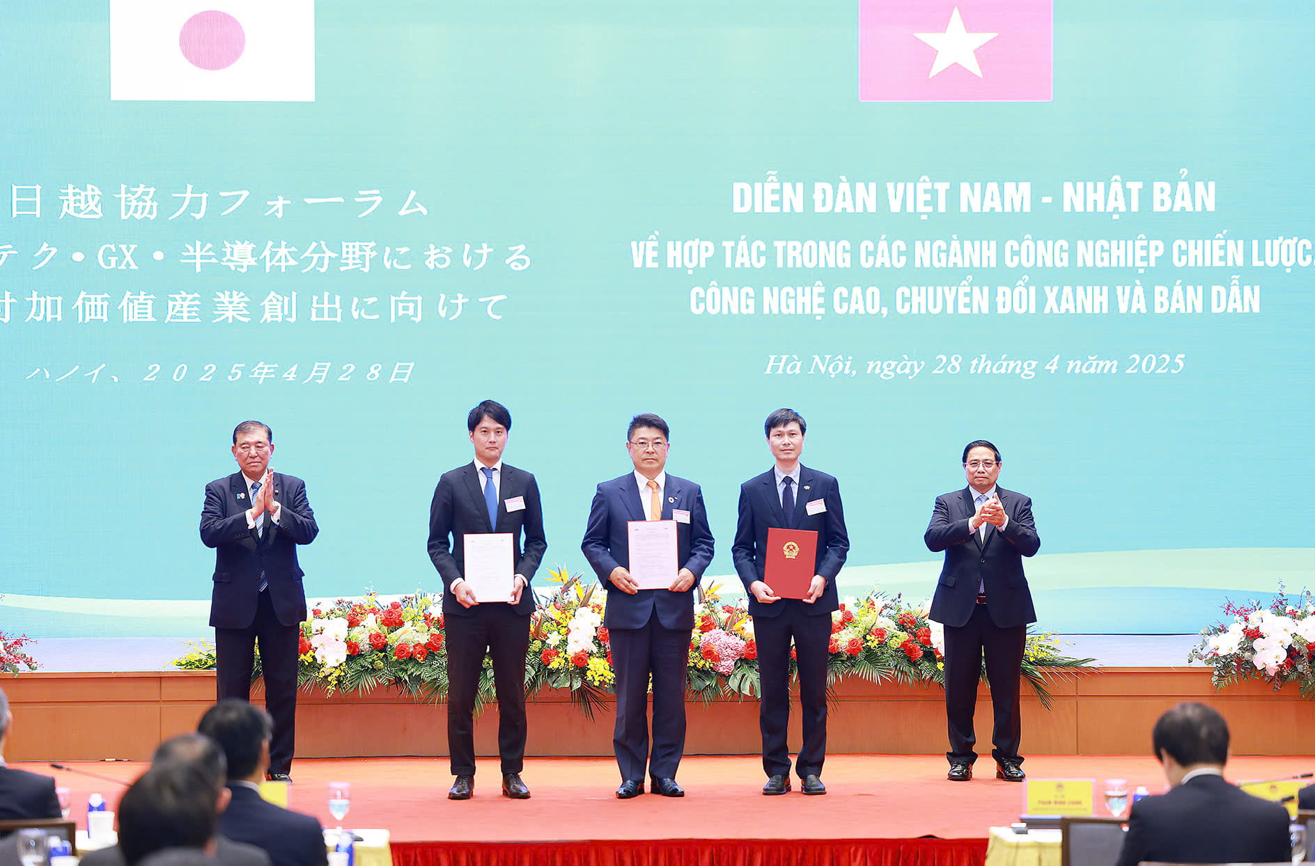 The cooperation among NISSO, MRIV, and FPT aims to train and develop high-quality semiconductor human resources. The signing ceremony was witnessed by Japanese Prime Minister Ishiba Shigeru and Vietnamese Prime Minister Pham Minh Chinh.