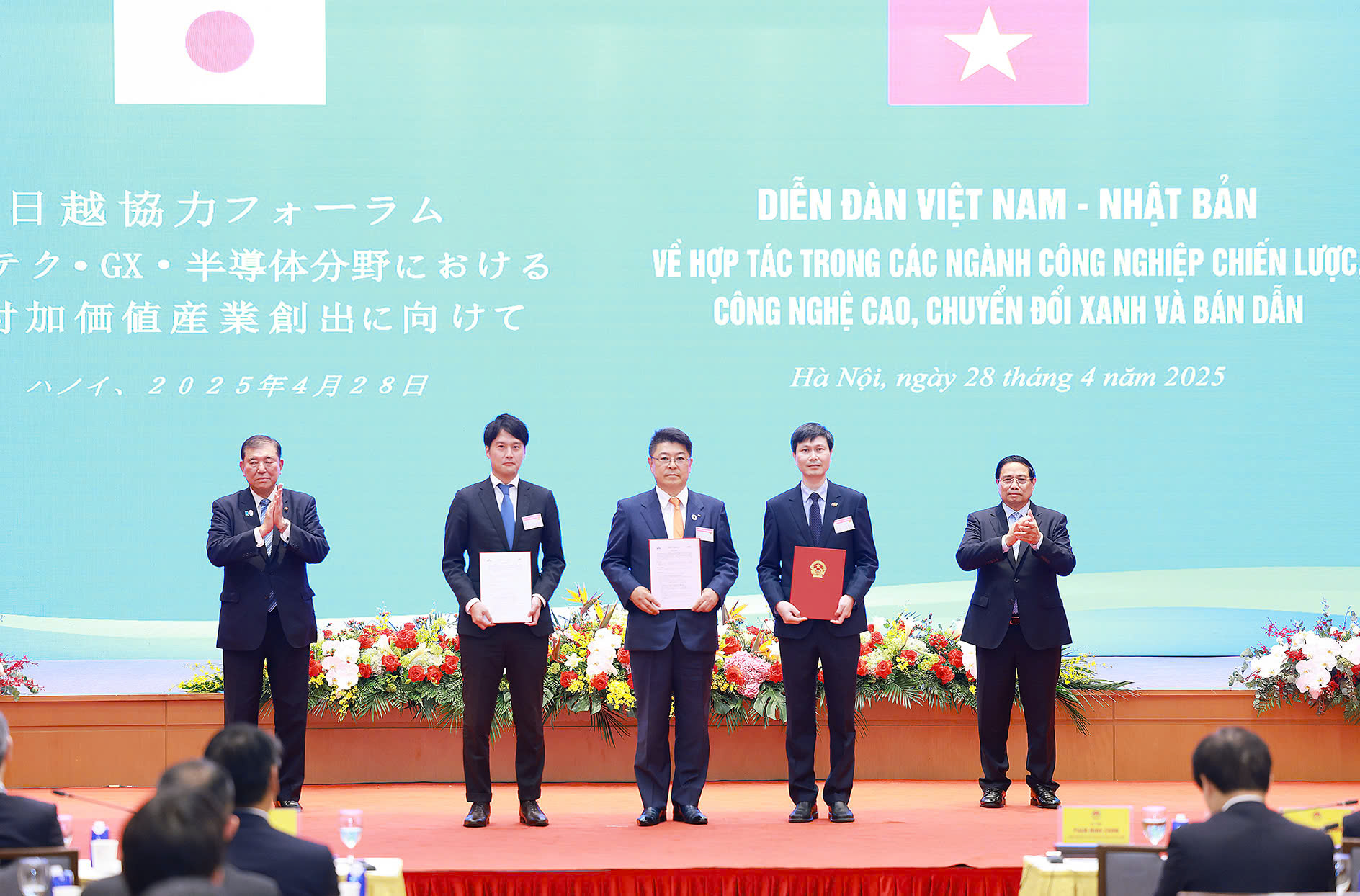 Hợp tác giữa NISSO, MRIV vàFPT hướng tới đào tạo và phát triển nguồn nhân lực bán dẫn chất lượng cao. Chứng kiến buổi lễ có Thủ tướng Nhật Bản Ishiba Shigeru và Thủ tướng Phạm Minh Chính.