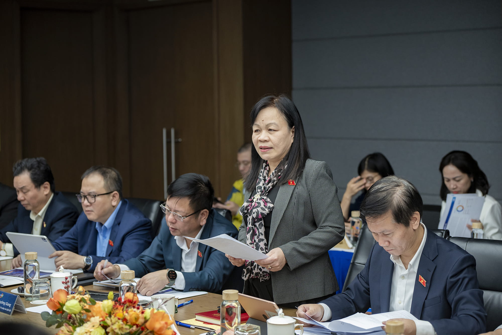Bà Nguyễn Thị Mai Hoa, Phó chủ nhiệm Ủy ban Văn hóa và Xã hội của Quốc hội, phát biểu mở đầu phiên họp.