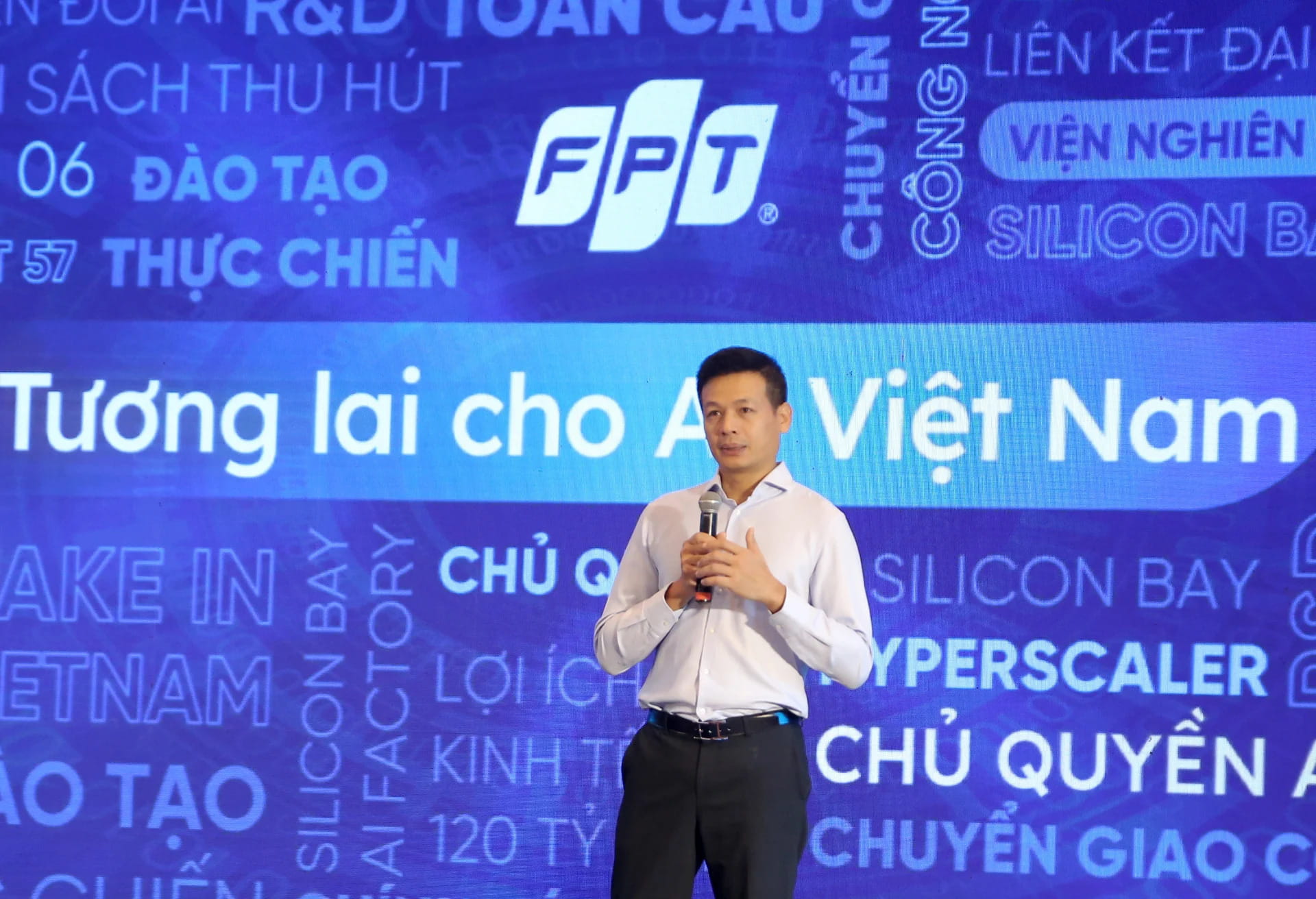 Mr. Vu Anh Tu, Chief Technology Officer of FPT Corporation, shared that the corporation has been accompanying Da Nang on a long journey. Photo: Nha Dau Tu