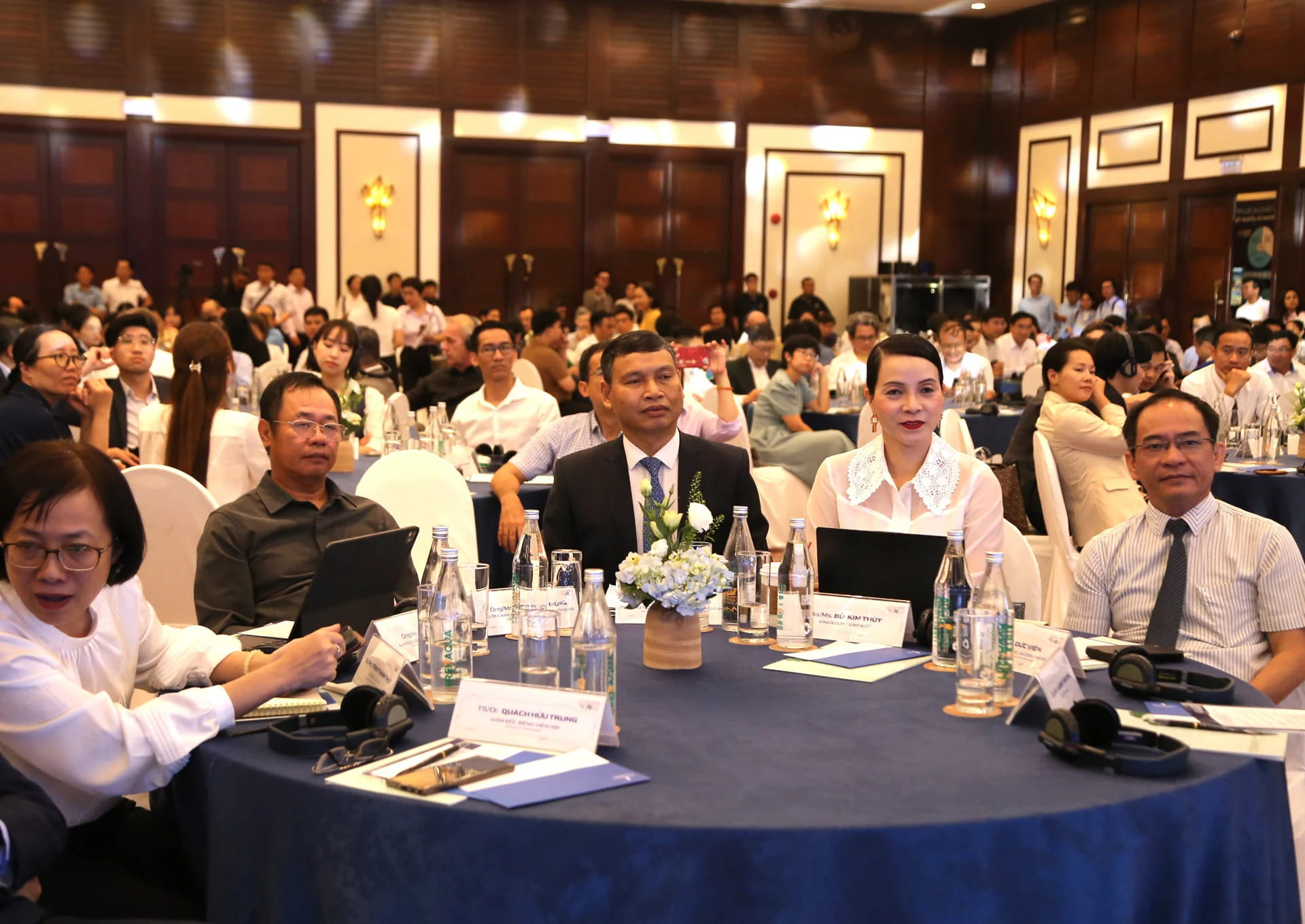 Nearly 400 delegates attended the seminar “Artificial Intelligence – A New Driver for Da Nang’s Development” both in person and online. Photo: Nha Dau Tu
