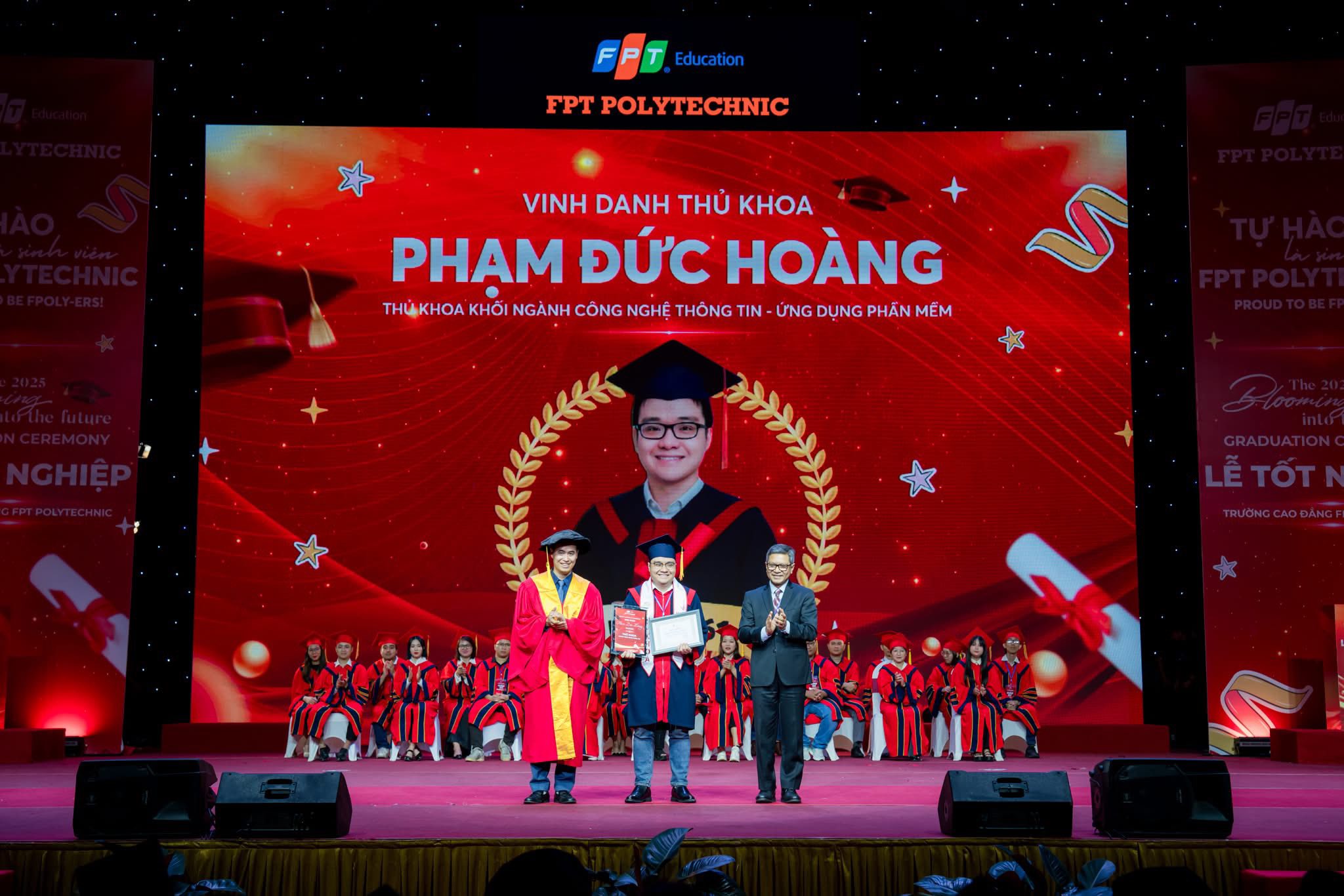 Ngài Denny Abdi – Đại sứ Cộng hòa Indonesia tại Việt Nam (ngoài cùng bên phải) cùng thầy Vũ Chí Thành (ngoài cùng bên trái) trao bằng khen cho thủ khoa ngành Công nghệ thông tin Nguyễn Đức Hoàng