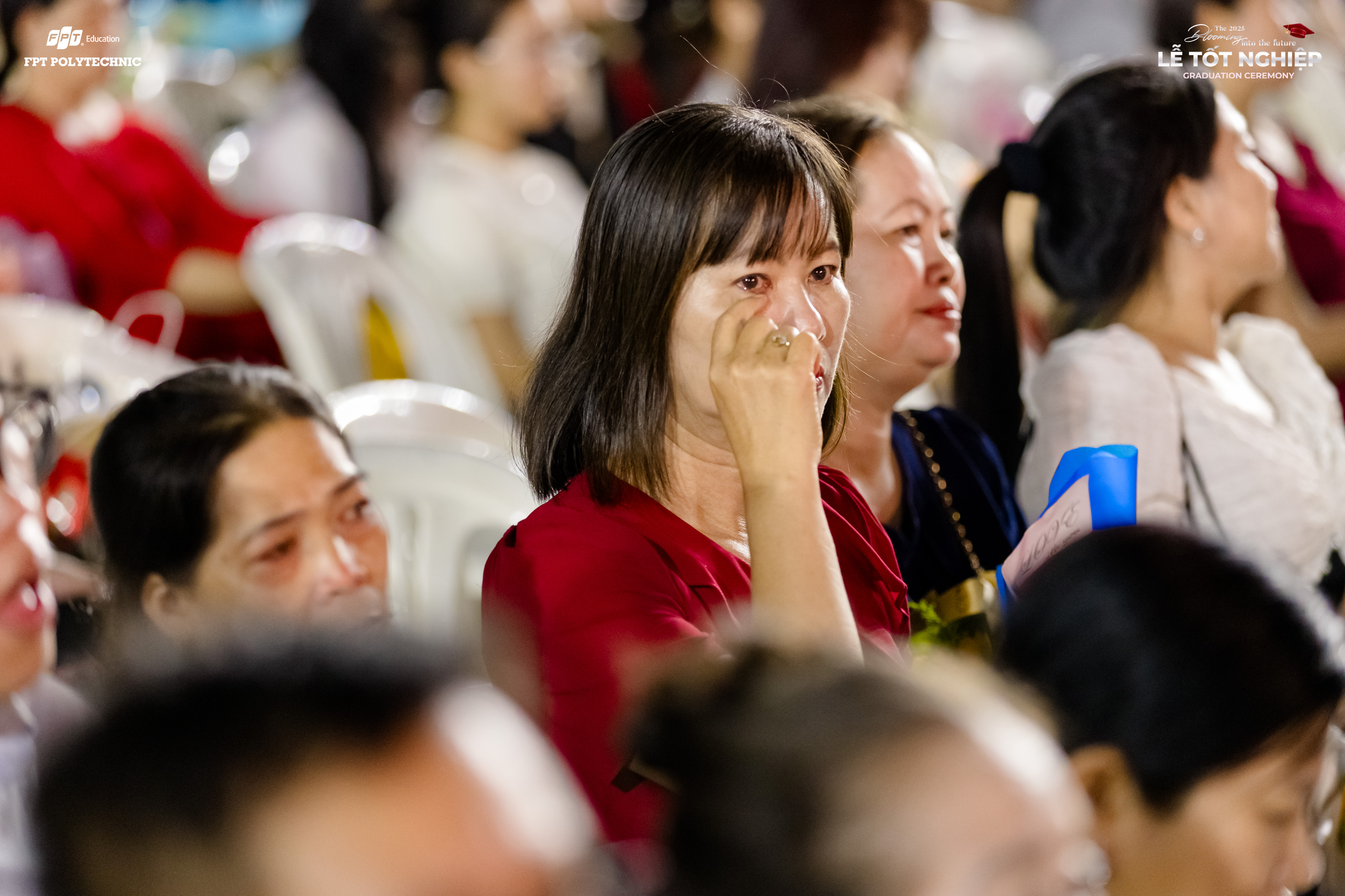 Các bậc phụ huynh đã không nén được sự xúc động khi chứng kiến sự trưởng thành của các con mình trong buổi lễ tốt nghiệp