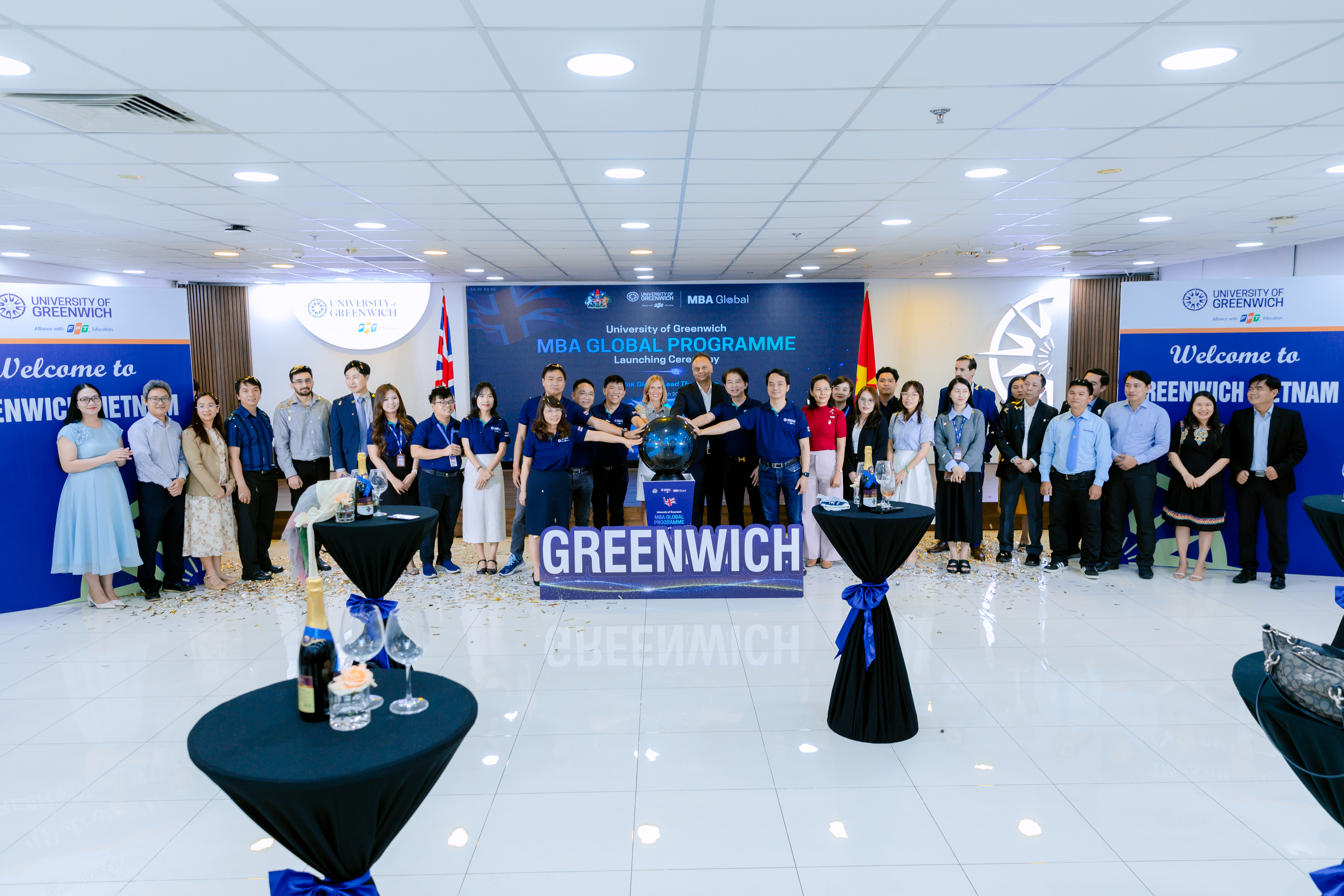 The launch ceremony of the MBA Global program attracted the participation of numerous professors and experts from Vietnam and abroad.