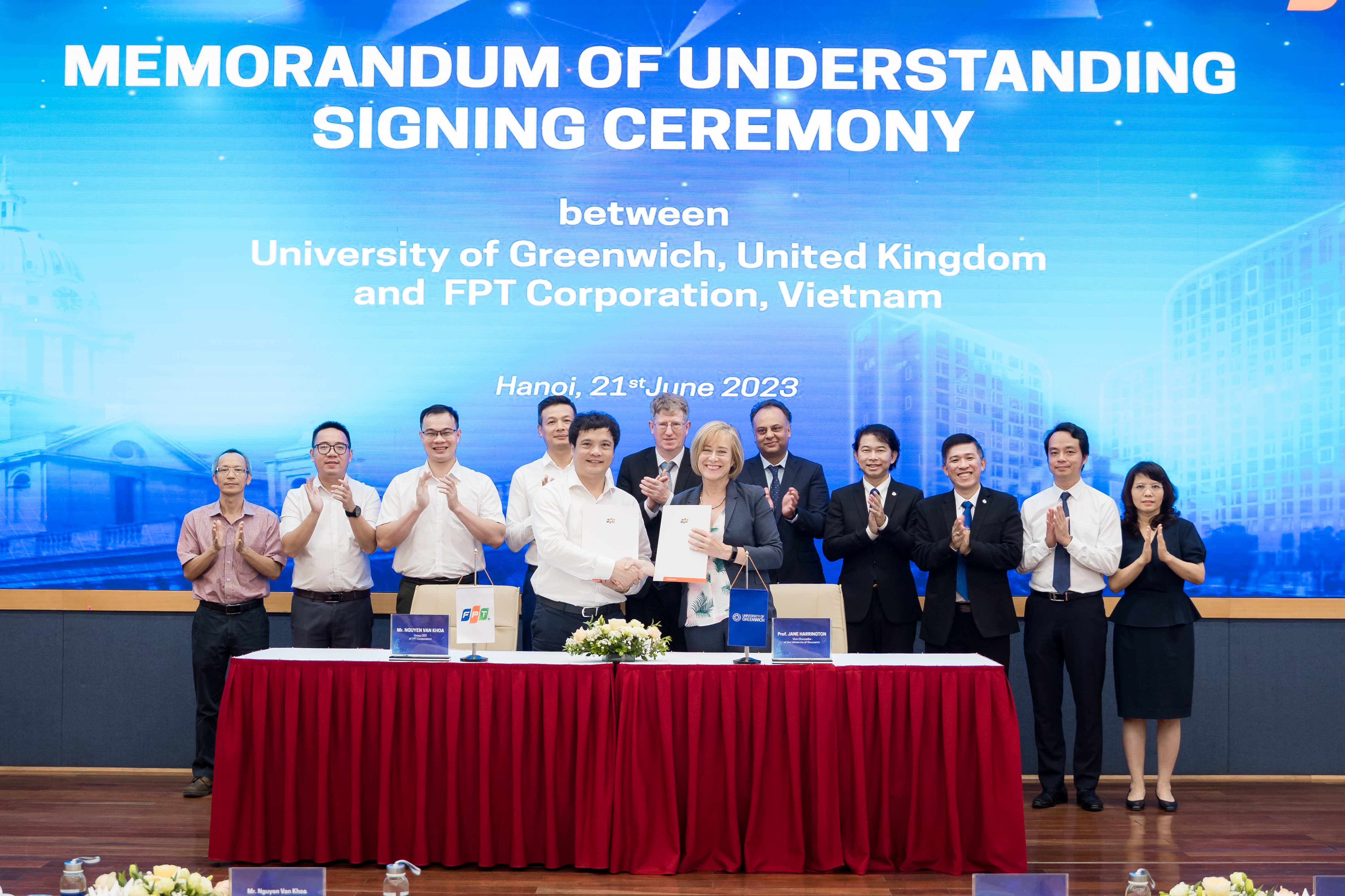 FPT CEO Nguyen Van Khoa and University of Greenwich Vice-Chancellor Jane Harrington signed a strategic cooperation agreement in 2023.