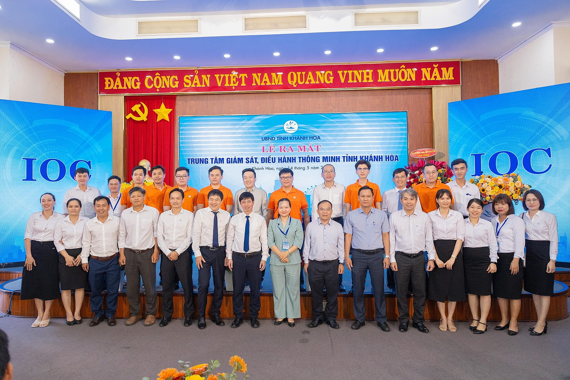 FPT representatives taking a commemorative photo with the leaders and staff of the Khanh Hoa IOC.