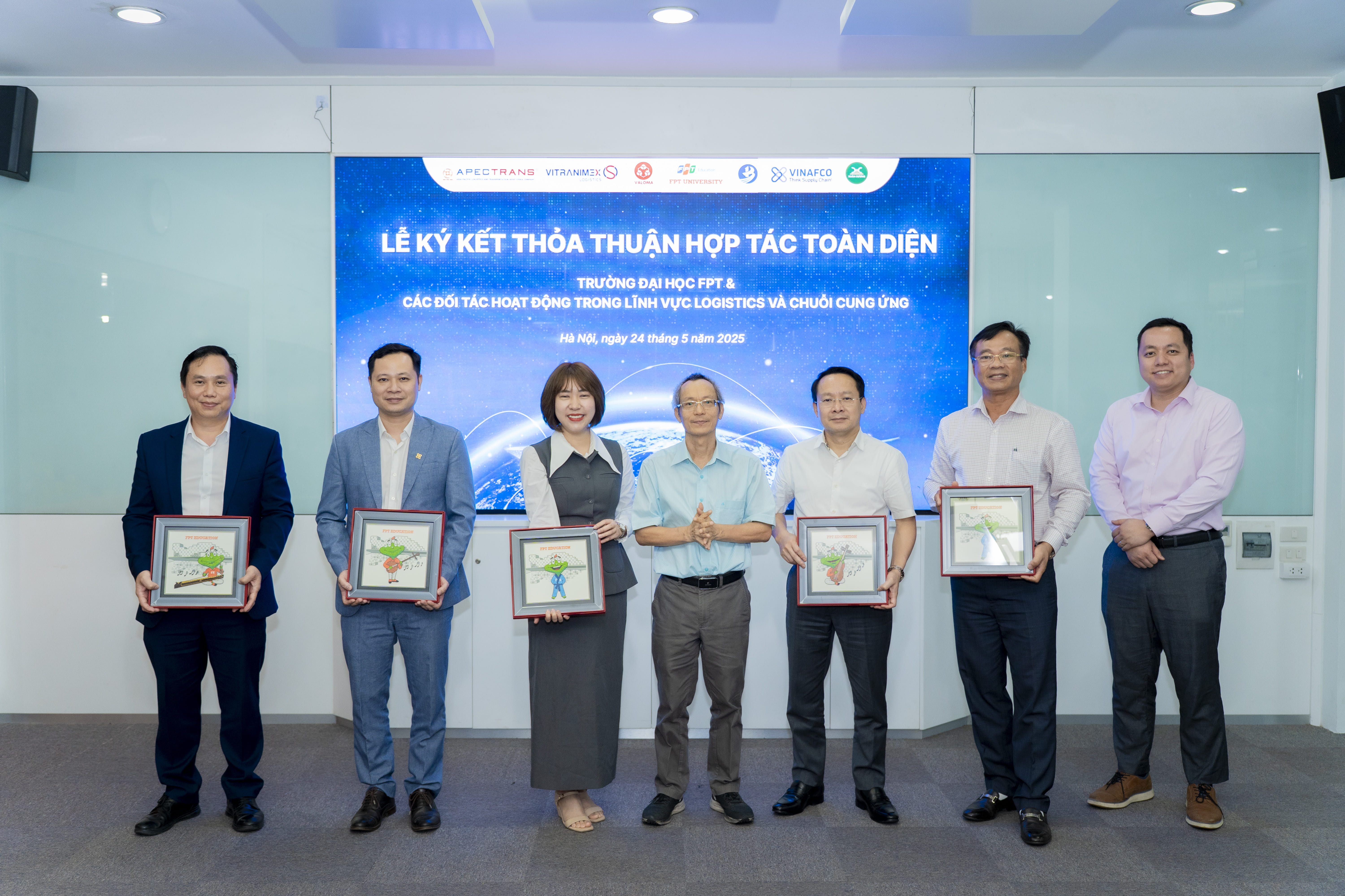 Đại diện Trường Đại học FPT, VALOMA và các đối tác tại lễ ký kết thỏa thuận hợp tác. 